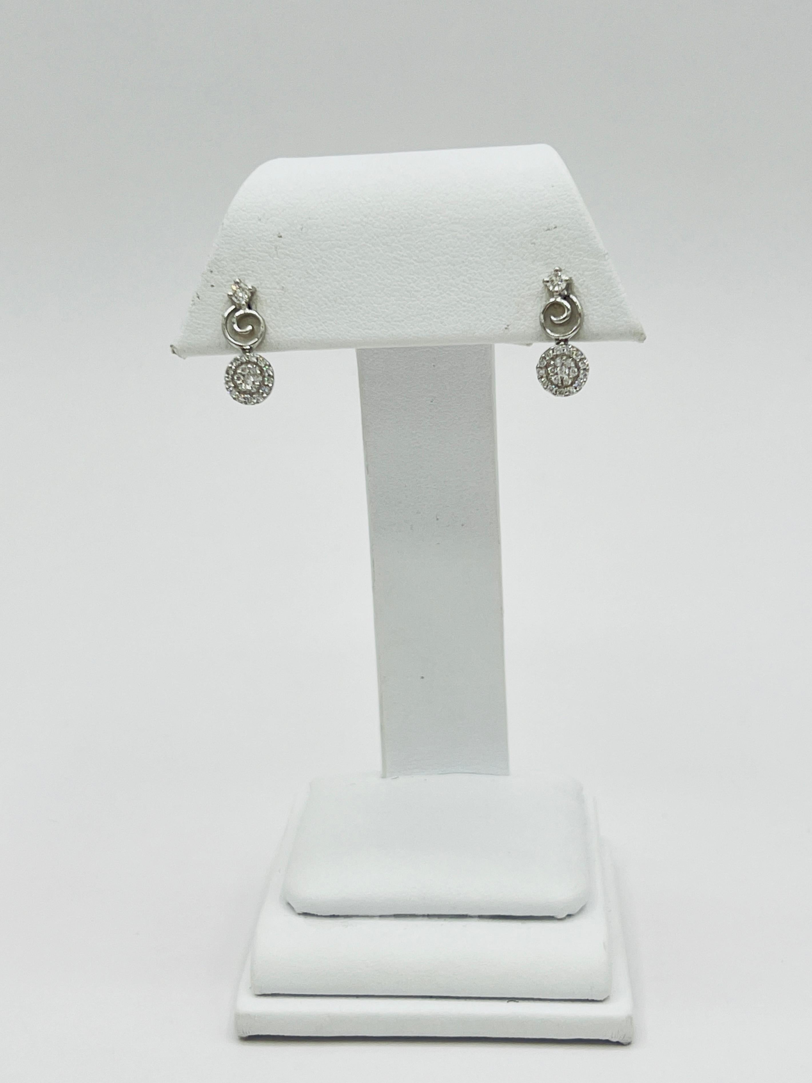 da uomo o donna Orecchini a pendente con diamante rotondo Whiting in platino in vendita