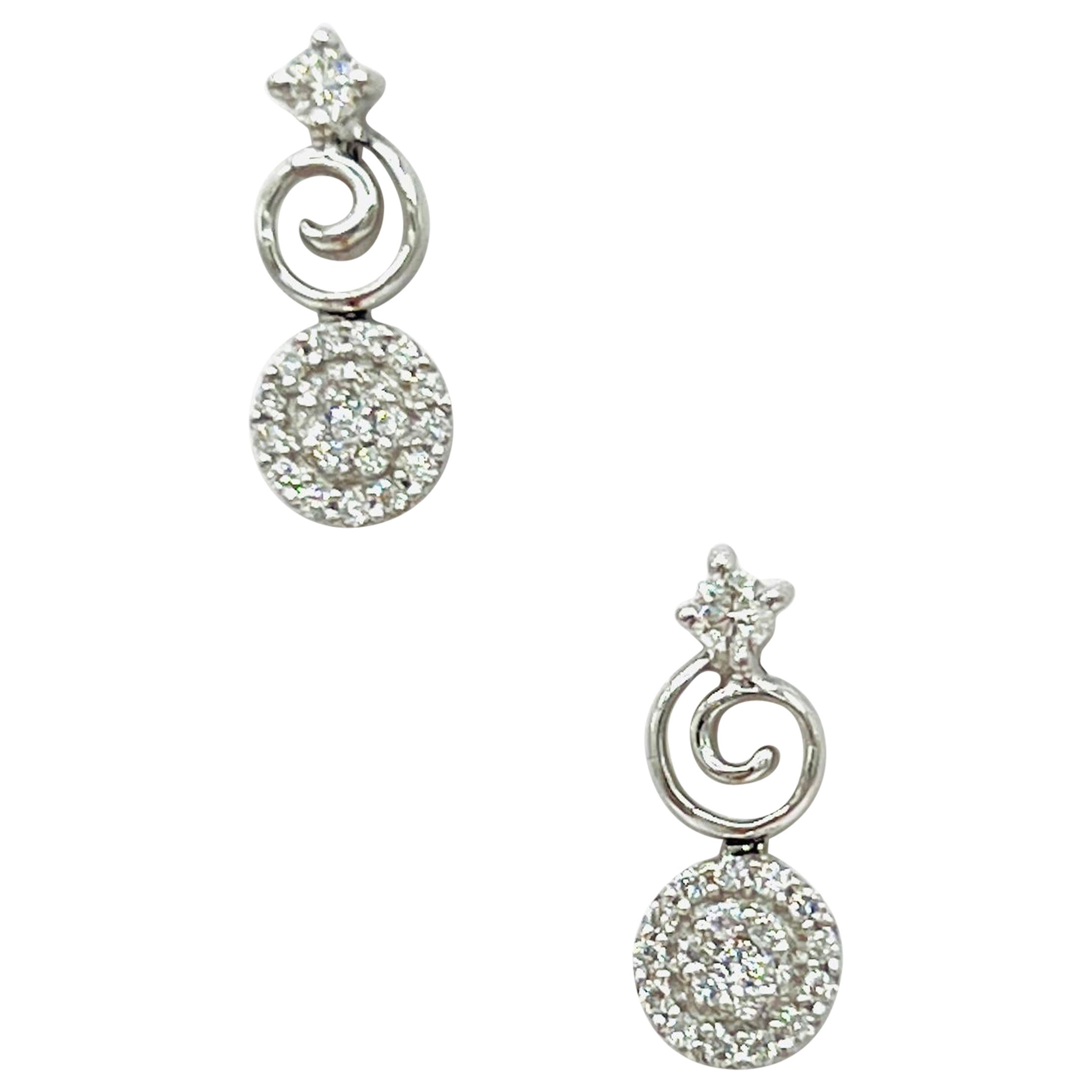 Boucles d'oreilles pendantes en platine avec diamants blancs ronds en grappe
