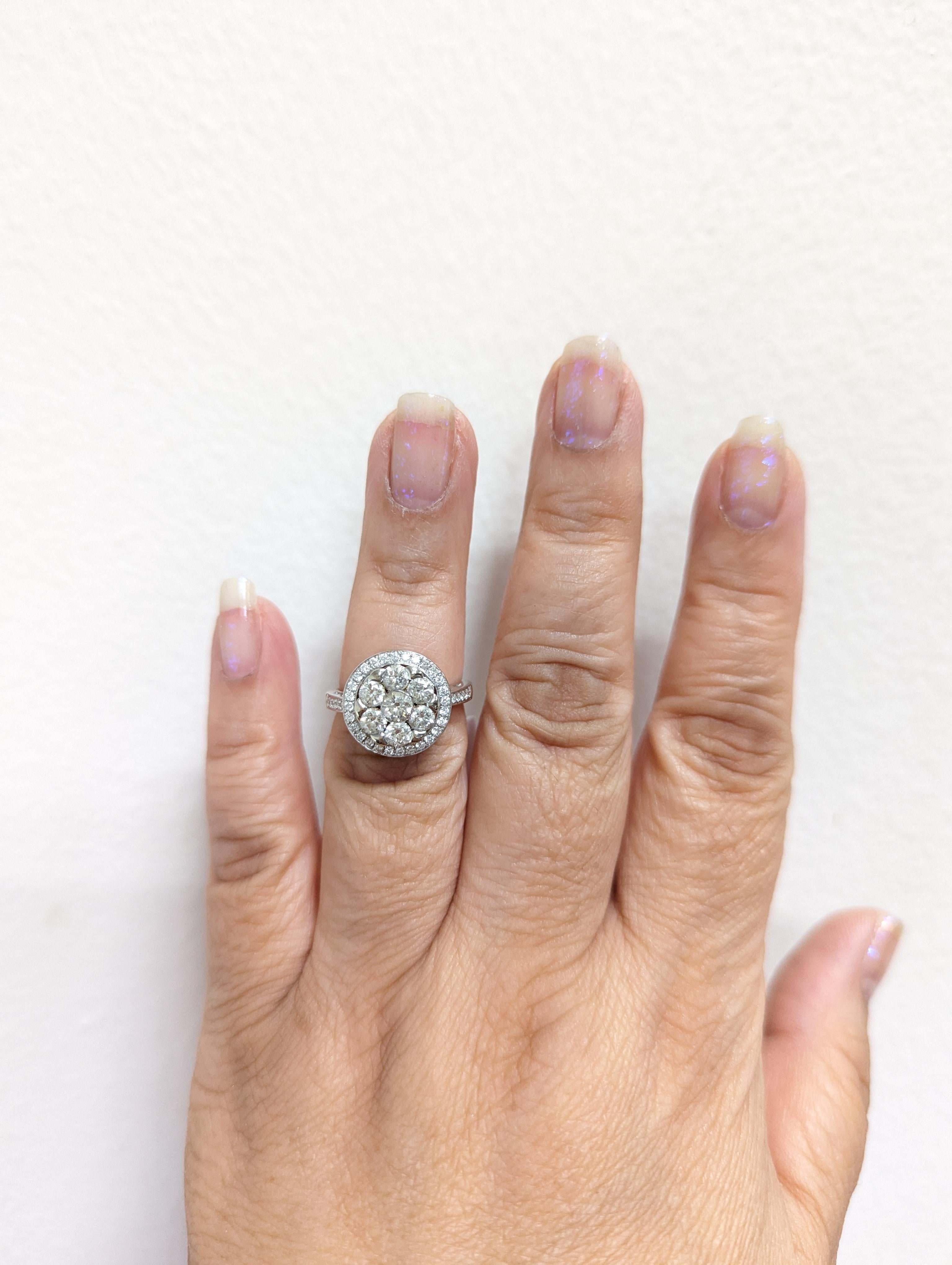 Wunderschöner runder weißer Diamant von 0,80 Karat, handgefertigt in 14 Karat Weißgold.  Ring Größe 7.