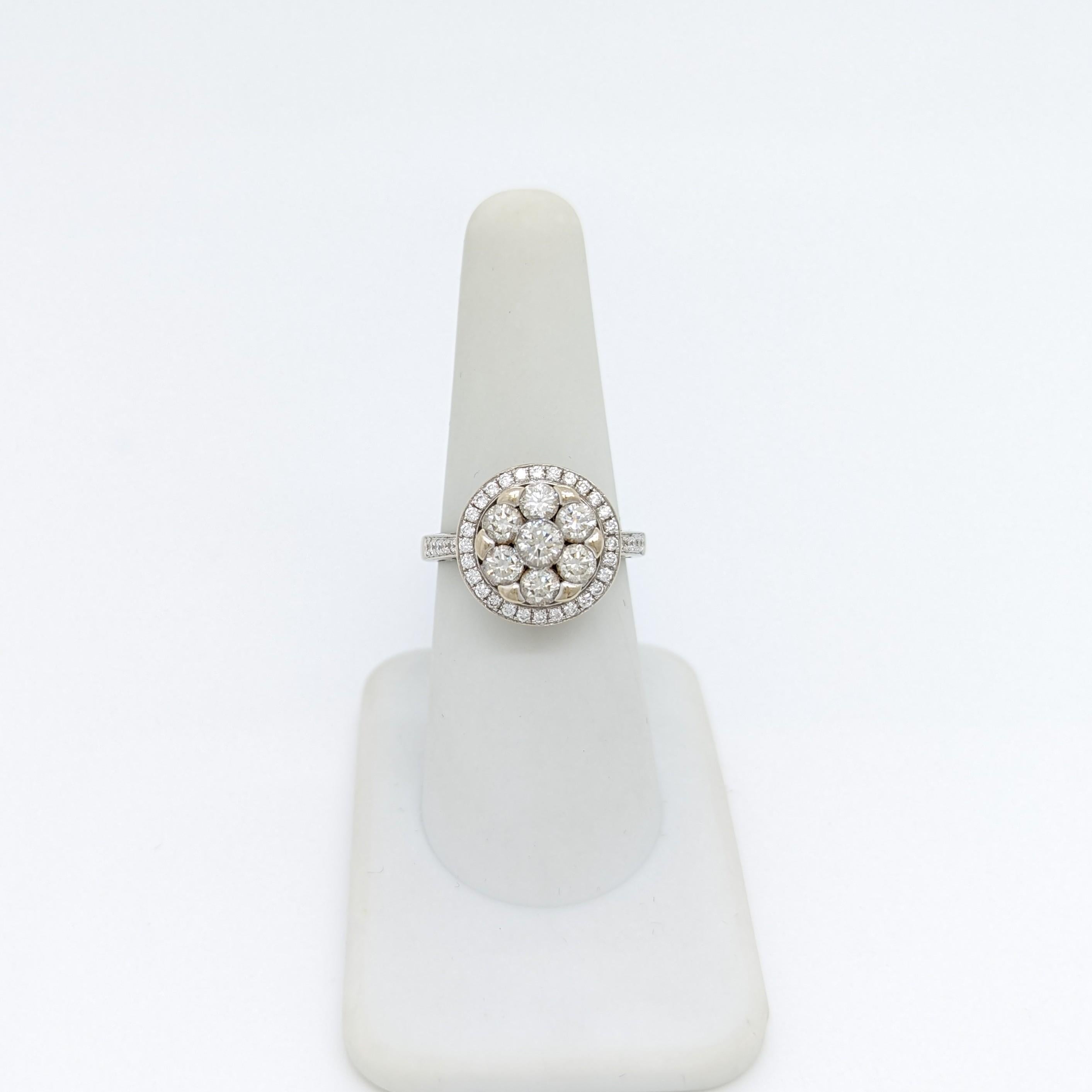 Runder Cluster-Ring mit weißen Diamanten aus 14 Karat Weißgold im Zustand „Neu“ im Angebot in Los Angeles, CA