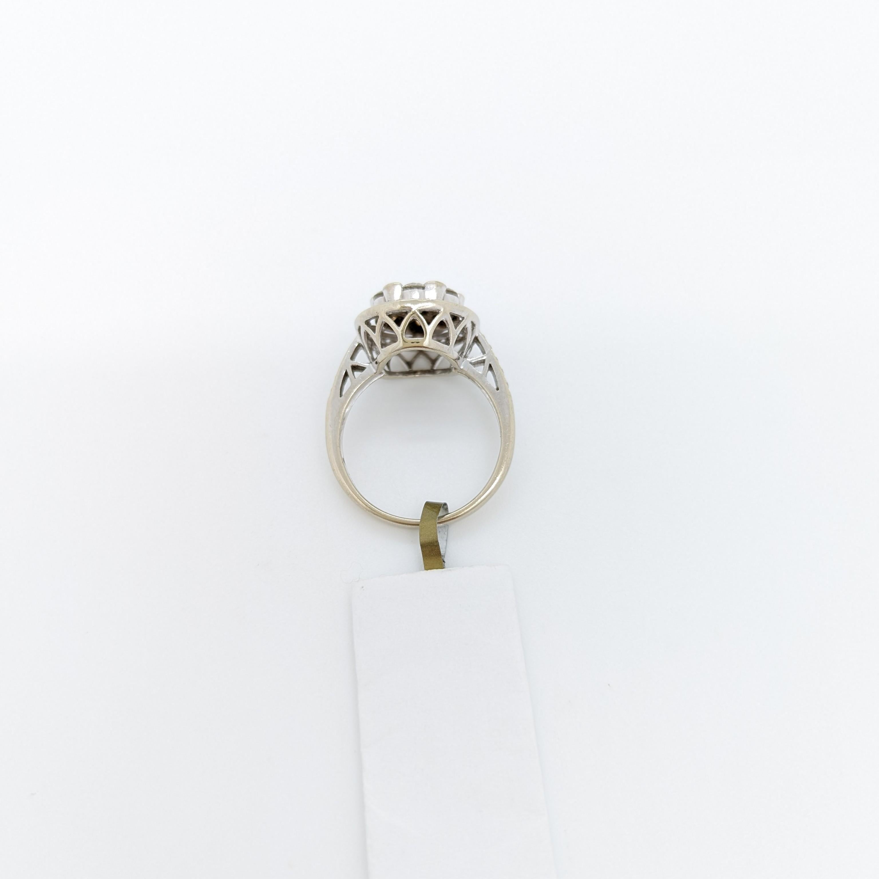 Runder Cluster-Ring mit weißen Diamanten aus 14 Karat Weißgold im Angebot 1