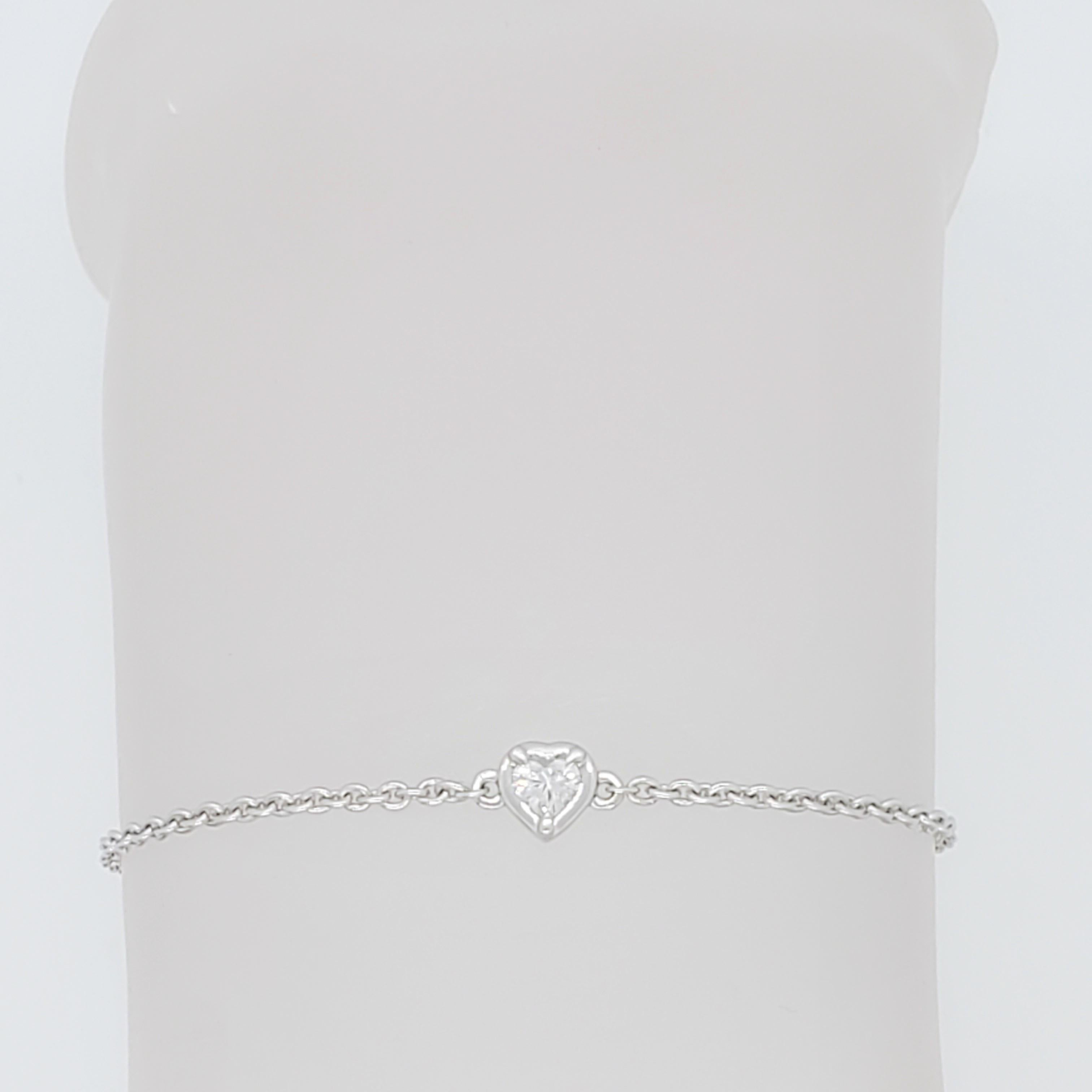 Belle et simple lunette en diamant blanc taille cœur de 0,15 ct. sertie d'une chaîne en or blanc 18 carats.  La longueur est de 7,25.