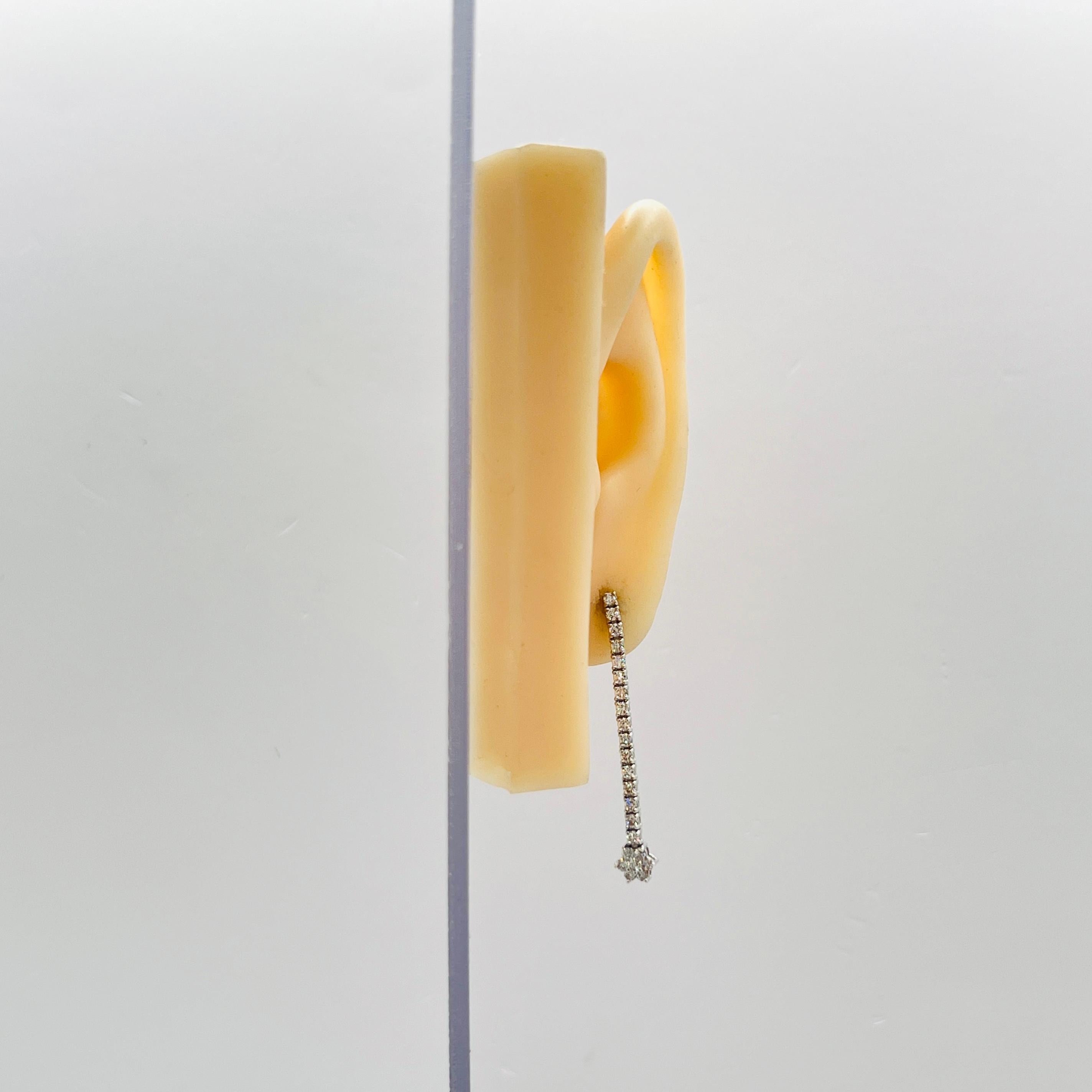 Bellissimi diamanti bianchi rotondi.  Realizzato a mano in oro bianco 14 carati.  Impostazione di spinta all'indietro.