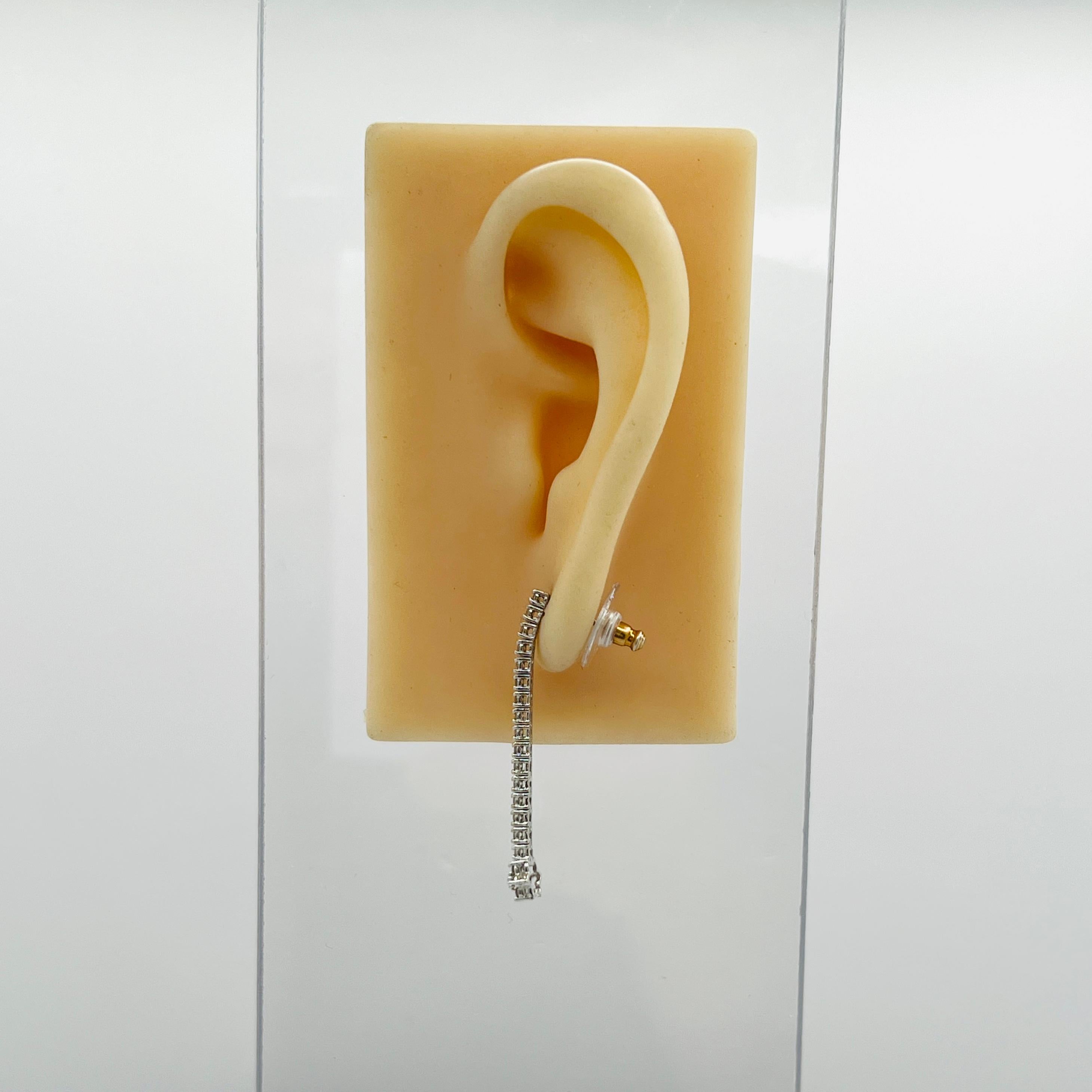 Taglio rotondo Orecchini pendenti con diamanti bianchi in oro bianco 14K in vendita