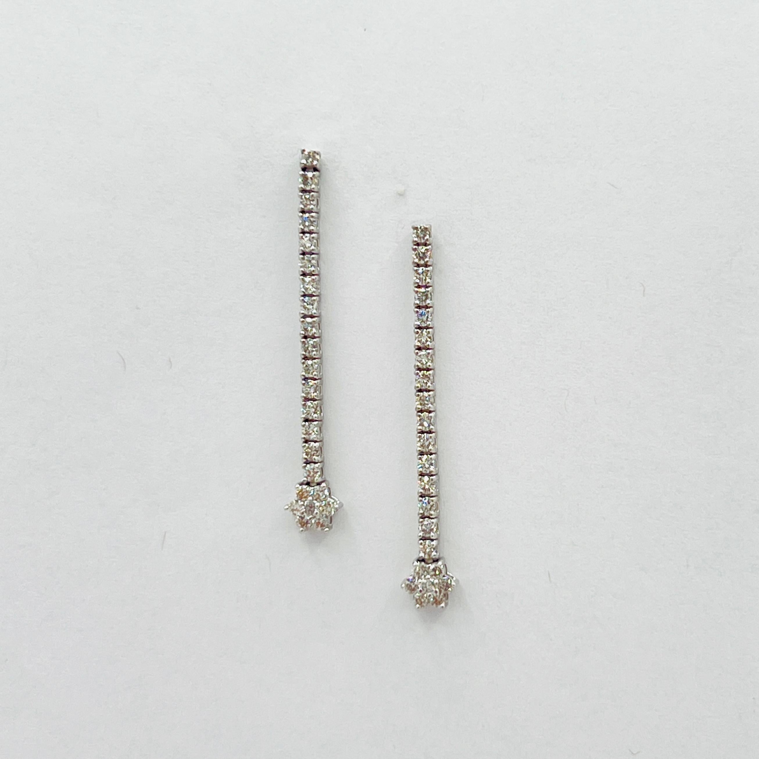 Orecchini pendenti con diamanti bianchi in oro bianco 14K in vendita 1