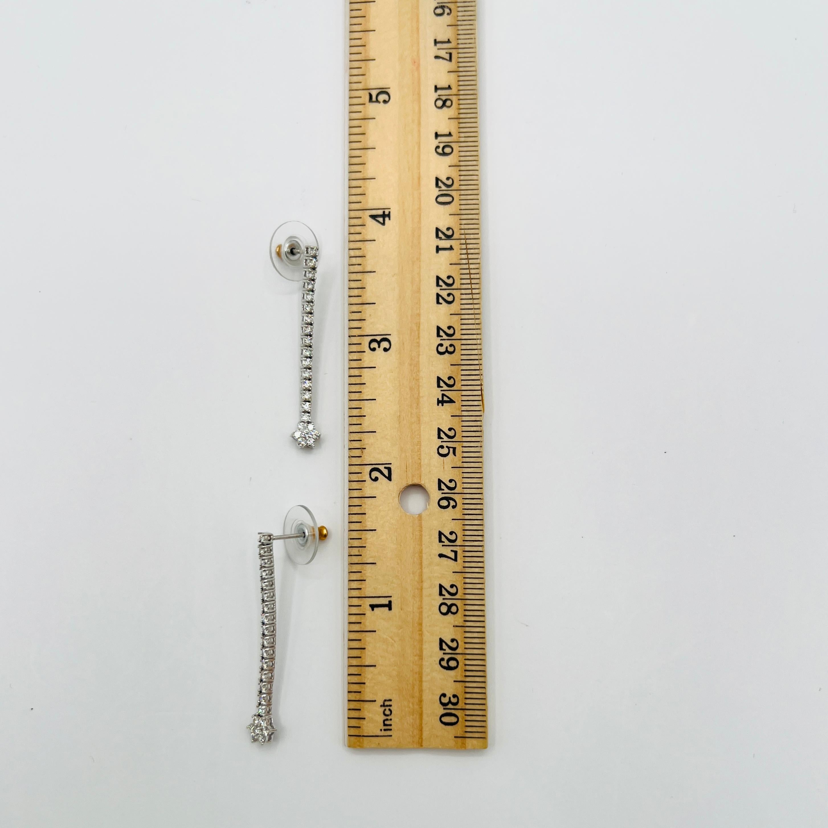 Orecchini pendenti con diamanti bianchi in oro bianco 14K in vendita 2