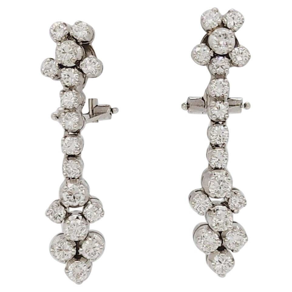 Boucles d'oreilles pendantes en or blanc 18 carats et diamants blancs en vente