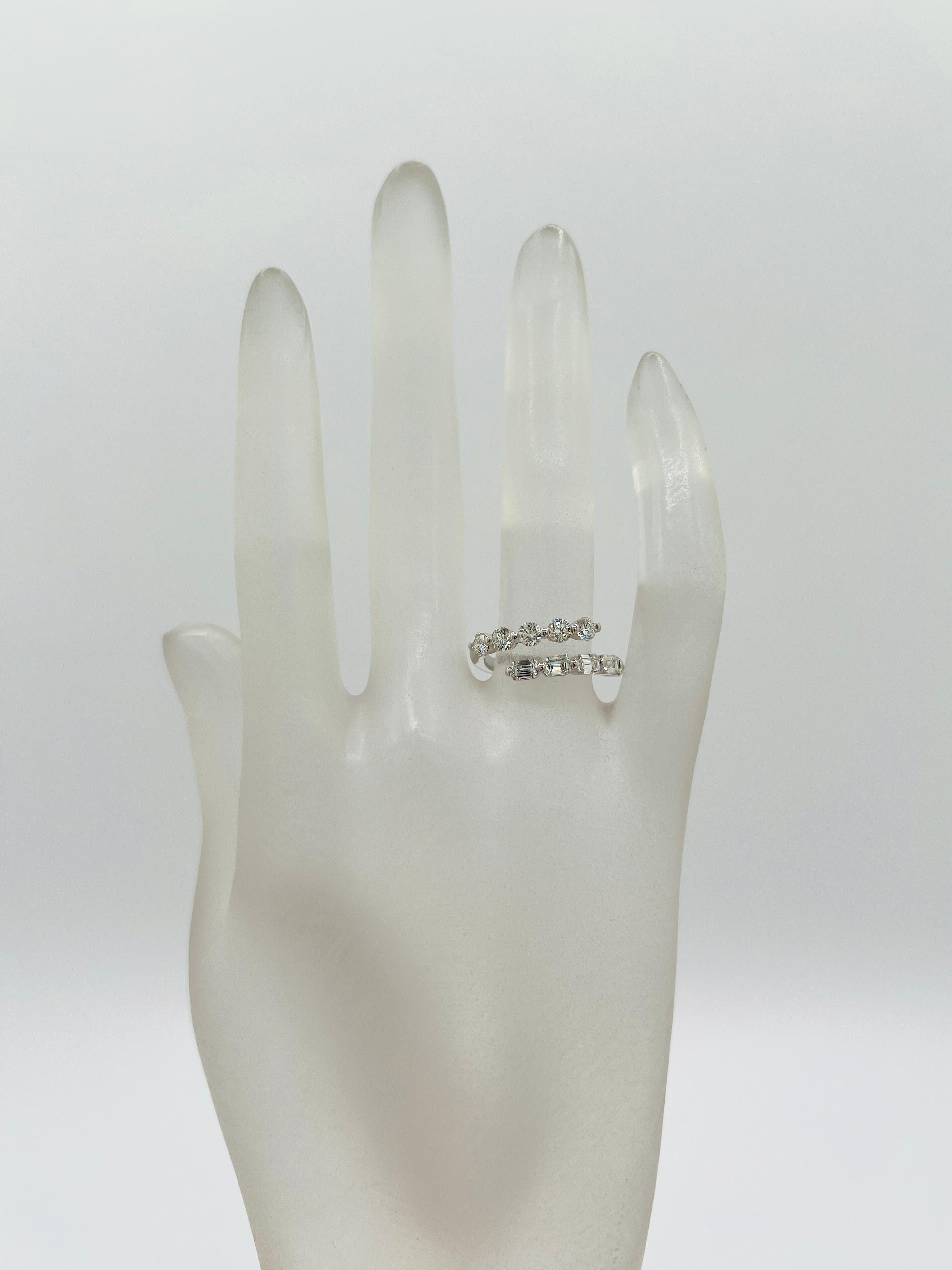 Preciosos diamantes blancos redondos y talla esmeralda de 1,42 quilates (redondos: 0,66 quilates y talla esmeralda: 0,76 quilates).  Hecho a mano en oro blanco de 14 quilates. Anillo talla 6.