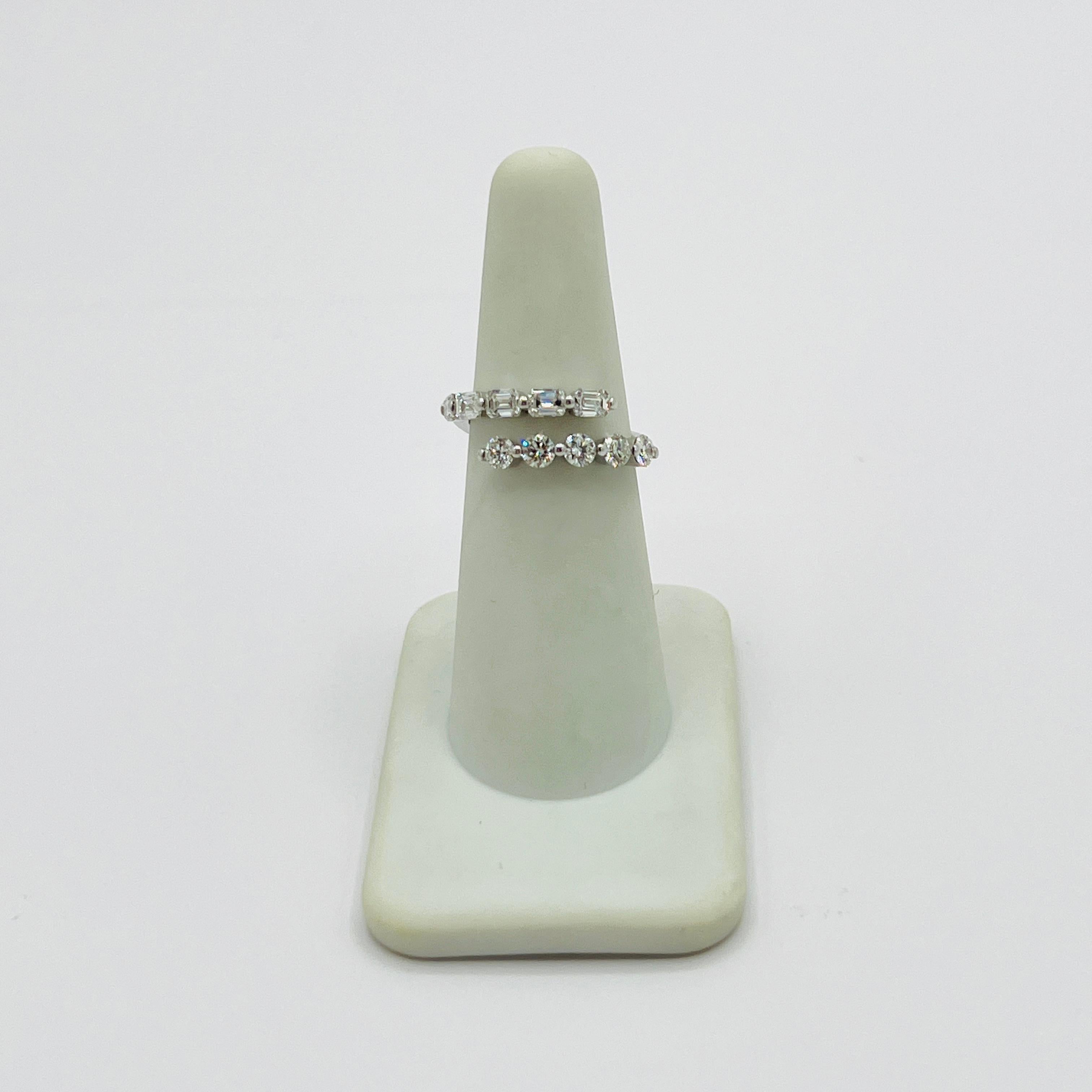 Anillo en forma de serpiente con diamante blanco redondo y talla esmeralda en oro blanco de 14 quilates Corte esmeralda en venta