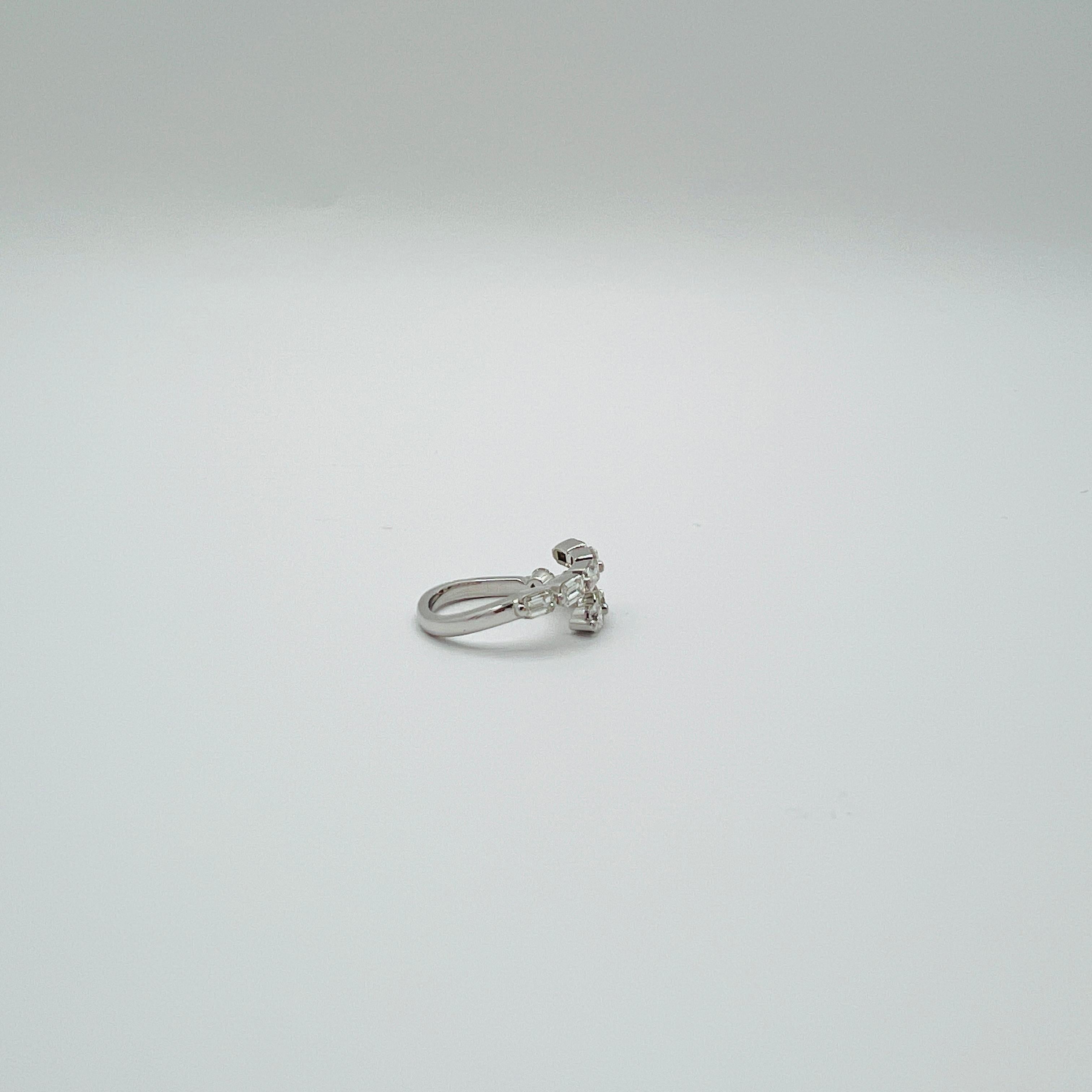 Anillo en forma de serpiente con diamante blanco redondo y talla esmeralda en oro blanco de 14 quilates en Nuevo estado para la venta en Los Angeles, CA