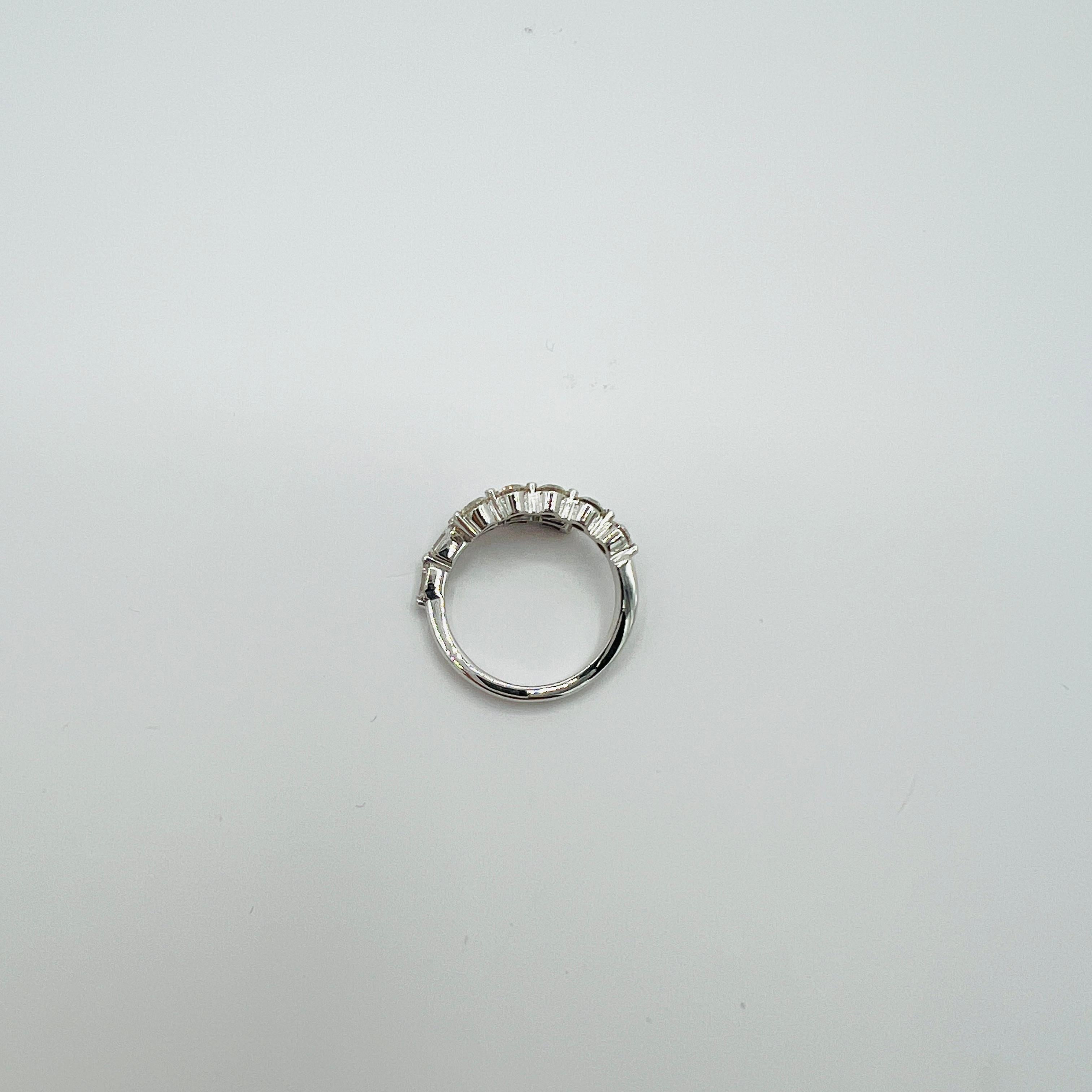 Femenino o masculino Anillo en forma de serpiente con diamante blanco redondo y talla esmeralda en oro blanco de 14 quilates en venta