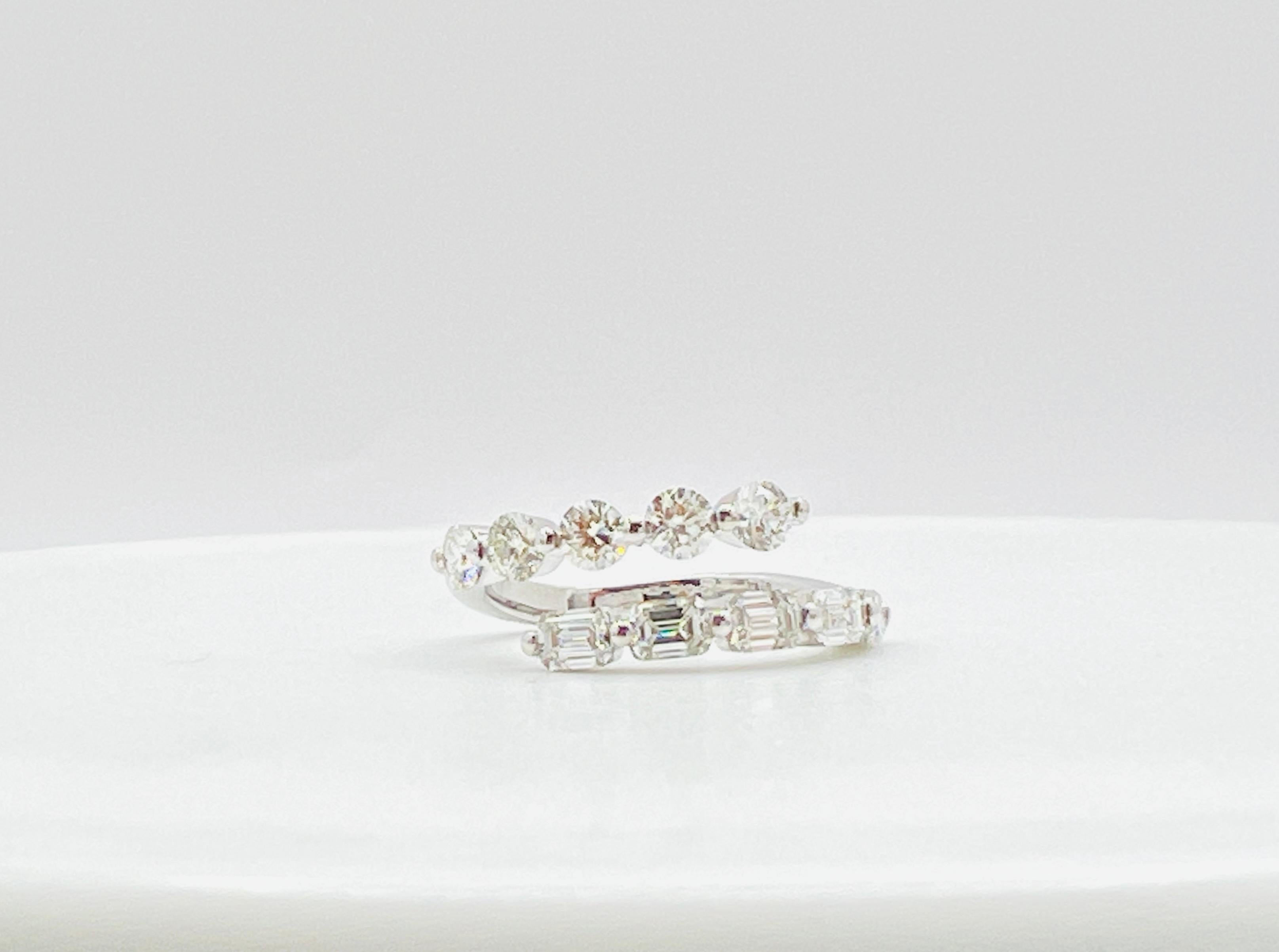 Anillo en forma de serpiente con diamante blanco redondo y talla esmeralda en oro blanco de 14 quilates en venta 1