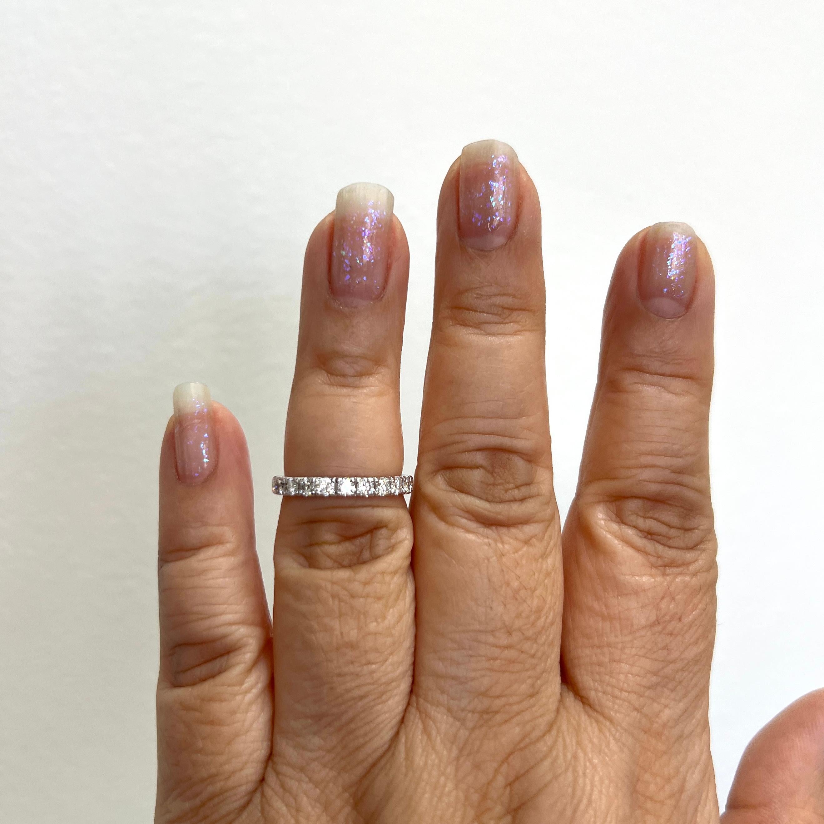 Wunderschönes Ewigkeitsarmband mit weißen, hellen, runden Diamanten von guter Qualität.  Ring Größe 6,5.  Handgefertigt aus 18 Karat Weißgold.