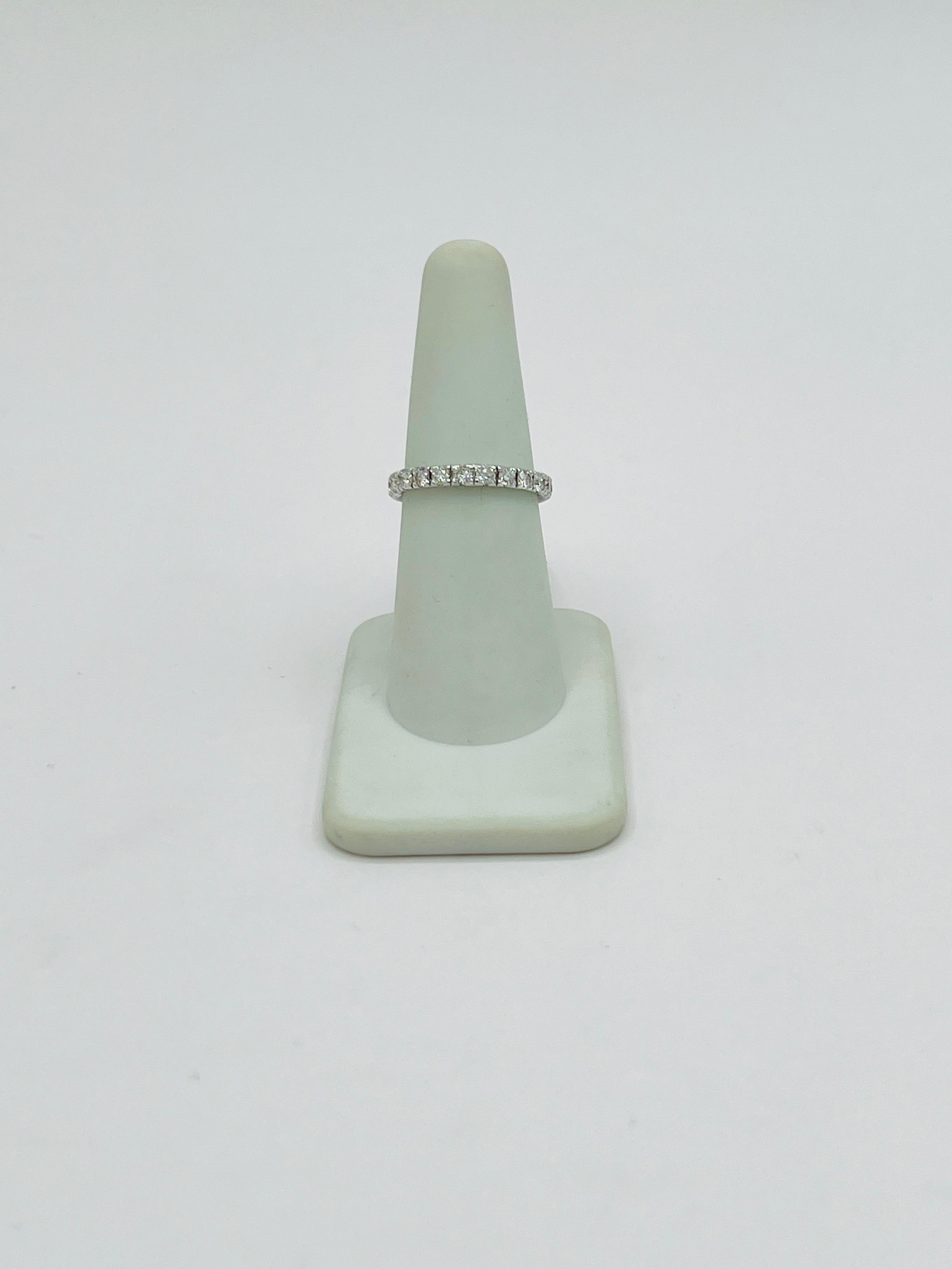 Runder Eternity-Ring mit weißem Diamant aus 18 Karat Weißgold im Zustand „Neu“ im Angebot in Los Angeles, CA
