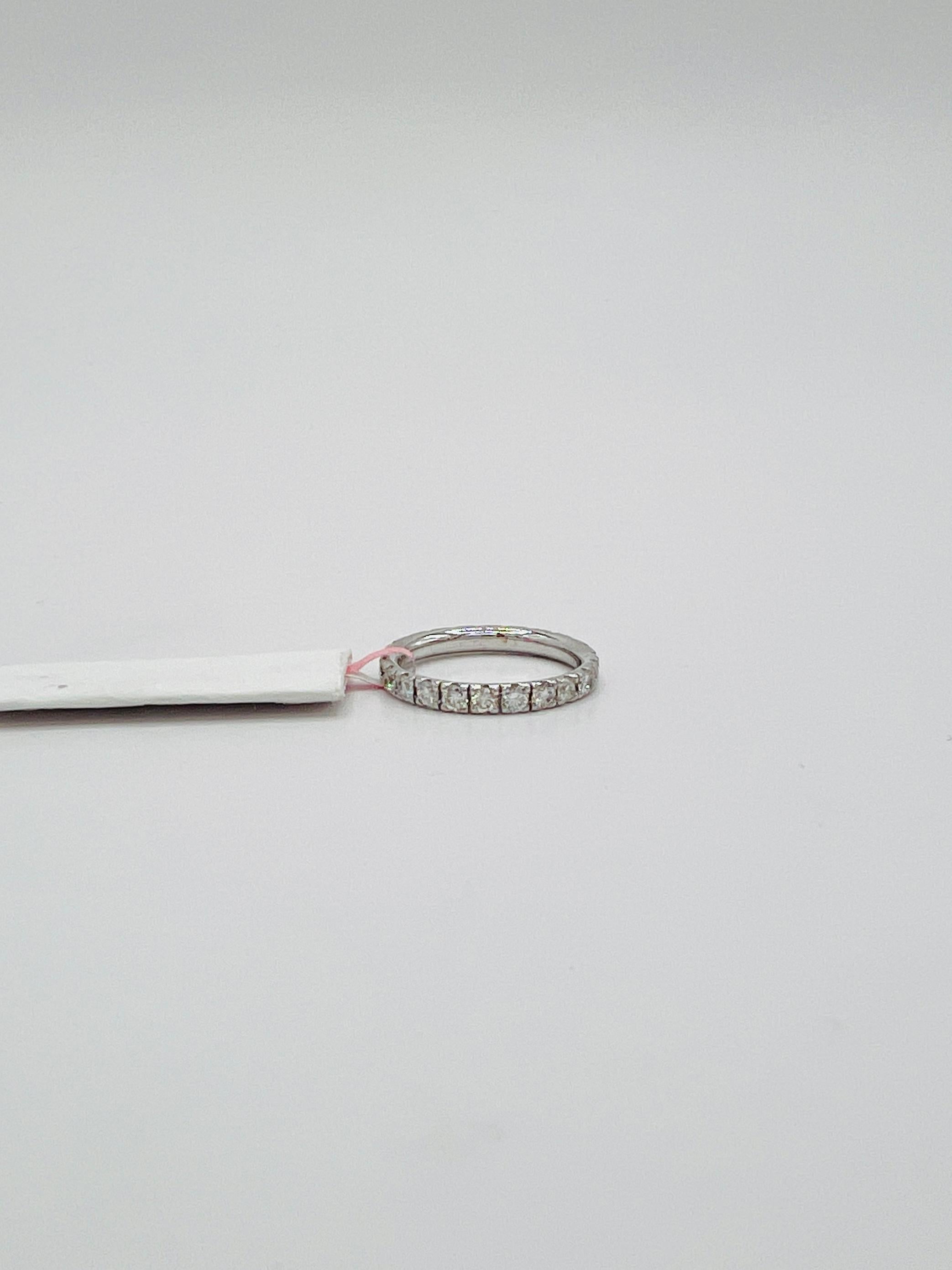 Runder Eternity-Ring mit weißem Diamant aus 18 Karat Weißgold im Angebot 1