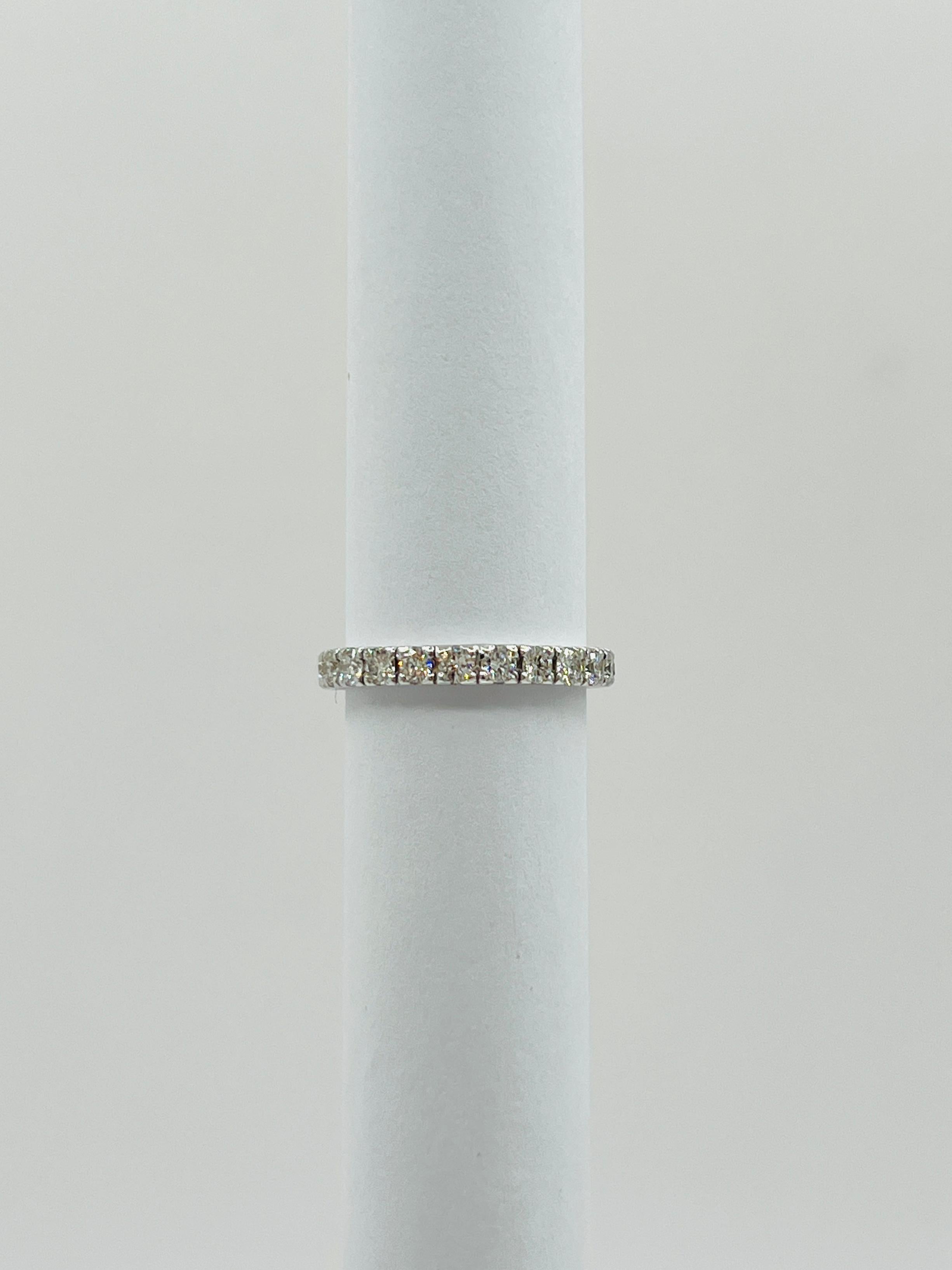 Runder Eternity-Ring mit weißem Diamant aus 18 Karat Weißgold im Angebot 2