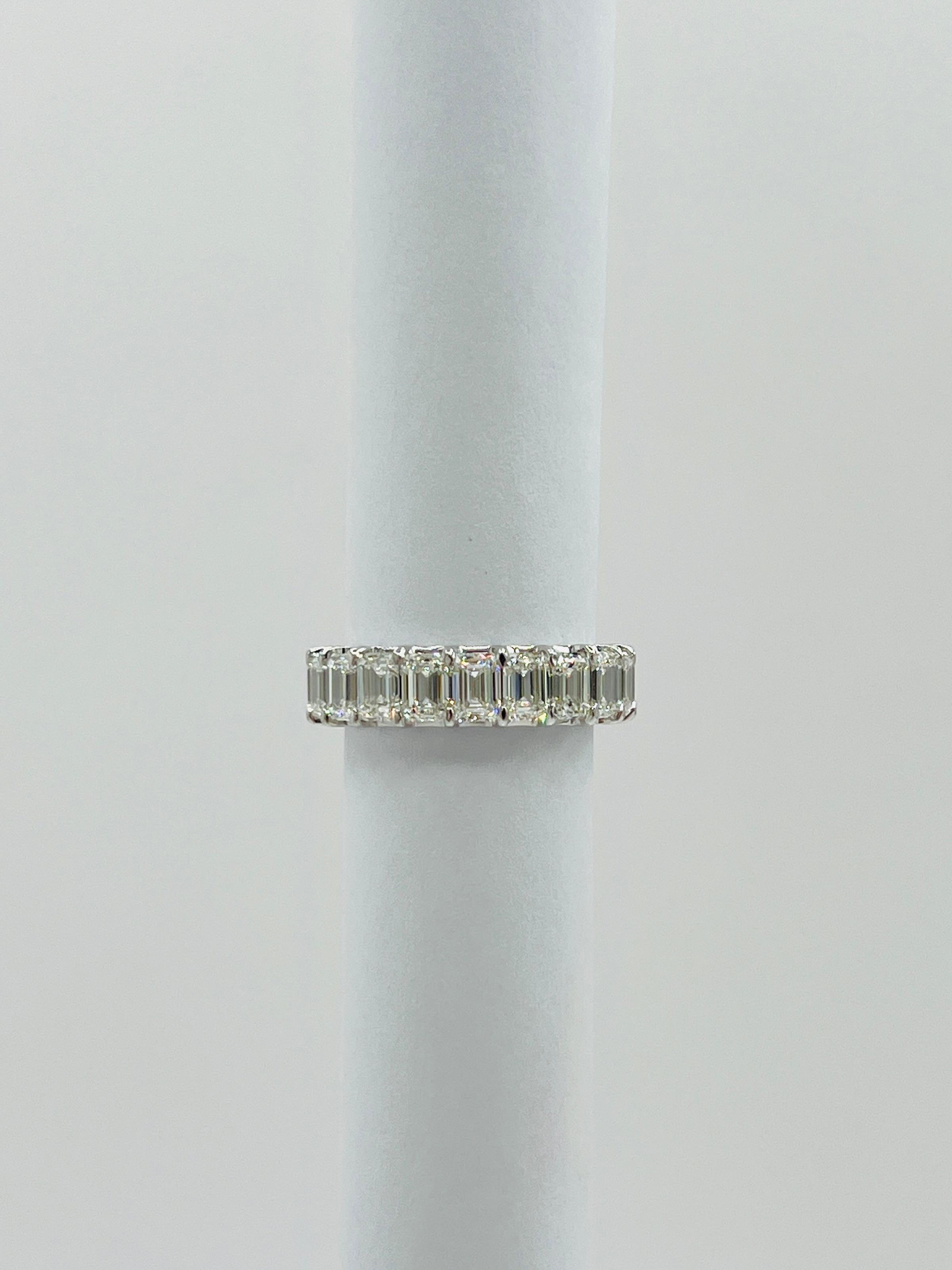 Runder Eternity-Ring mit weißem Diamant aus 18 Karat Weißgold im Angebot 3