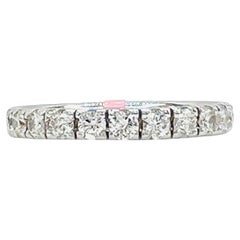 Bague d'éternité ronde en or blanc 18 carats avec diamants blancs