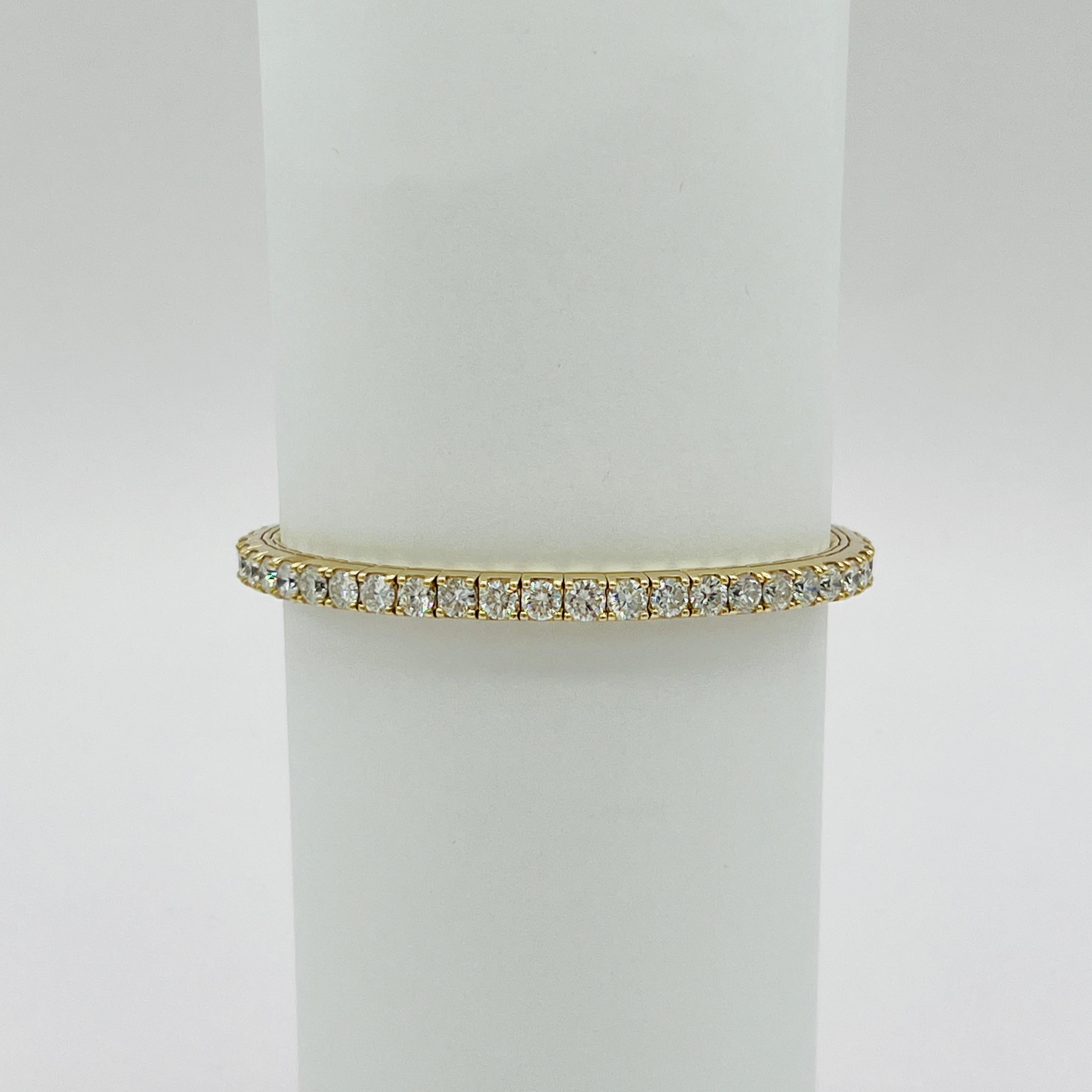 Taille ronde Bracelet jonc souple rond en or jaune 14 carats avec diamants blancs en vente