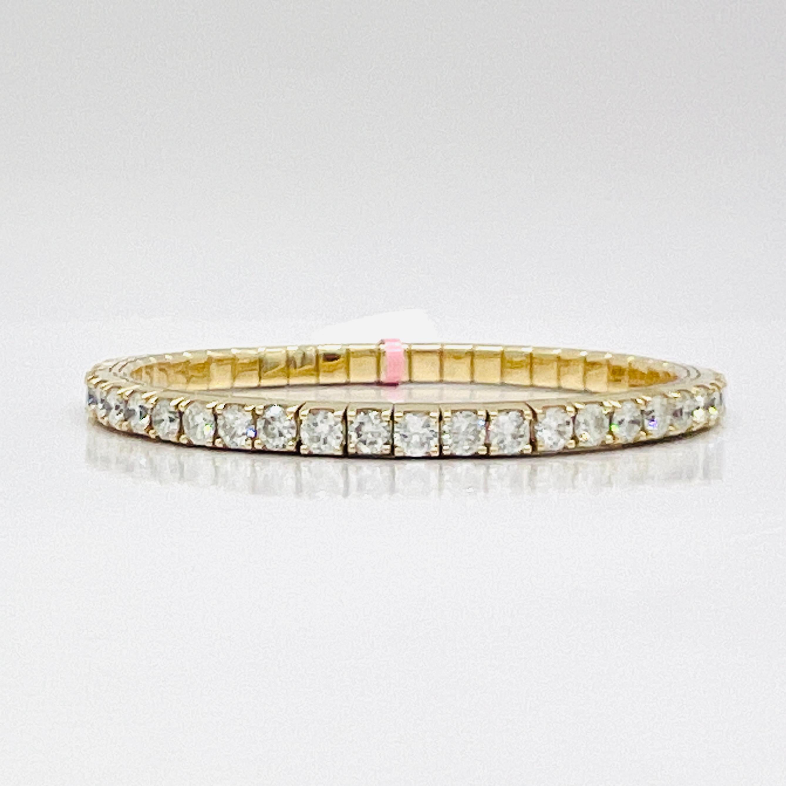 Bracelet jonc souple rond en or jaune 14 carats avec diamants blancs Neuf - En vente à Los Angeles, CA