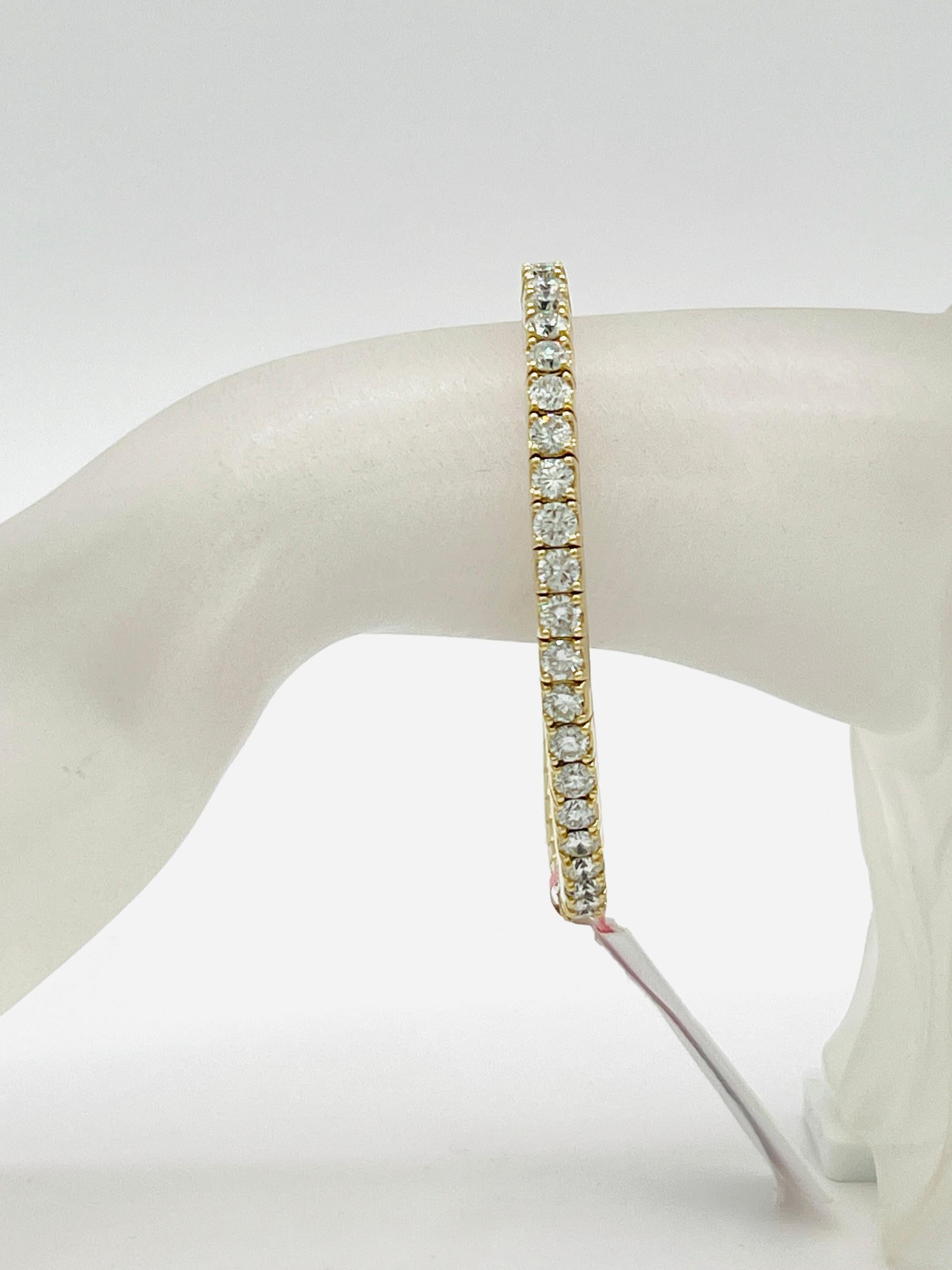 Bracelet jonc souple rond en or jaune 14 carats avec diamants blancs en vente 1