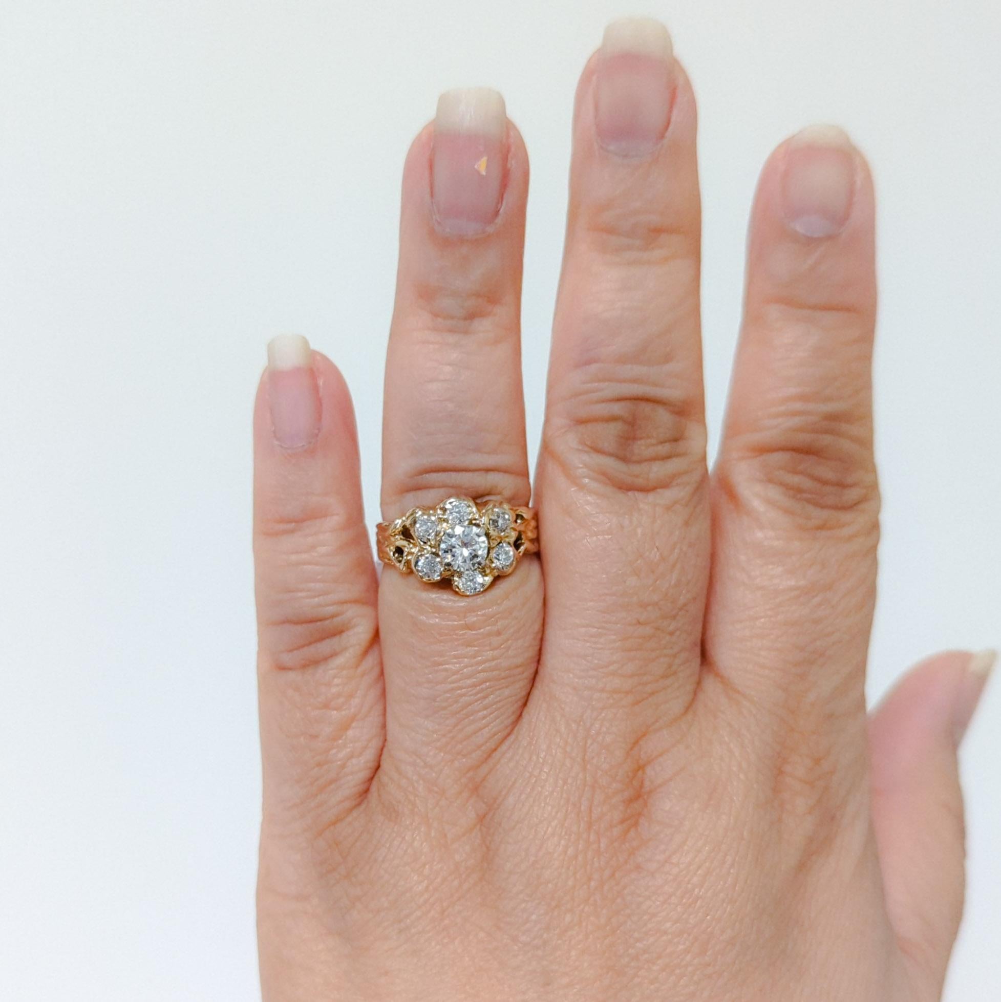 Magnifiques diamants blancs ronds de 0,85 ct. dessinés en forme de fleur.  Total de 7 pierres.  Fabriqué à la main en or jaune 14k.  Bague taille 8.5.