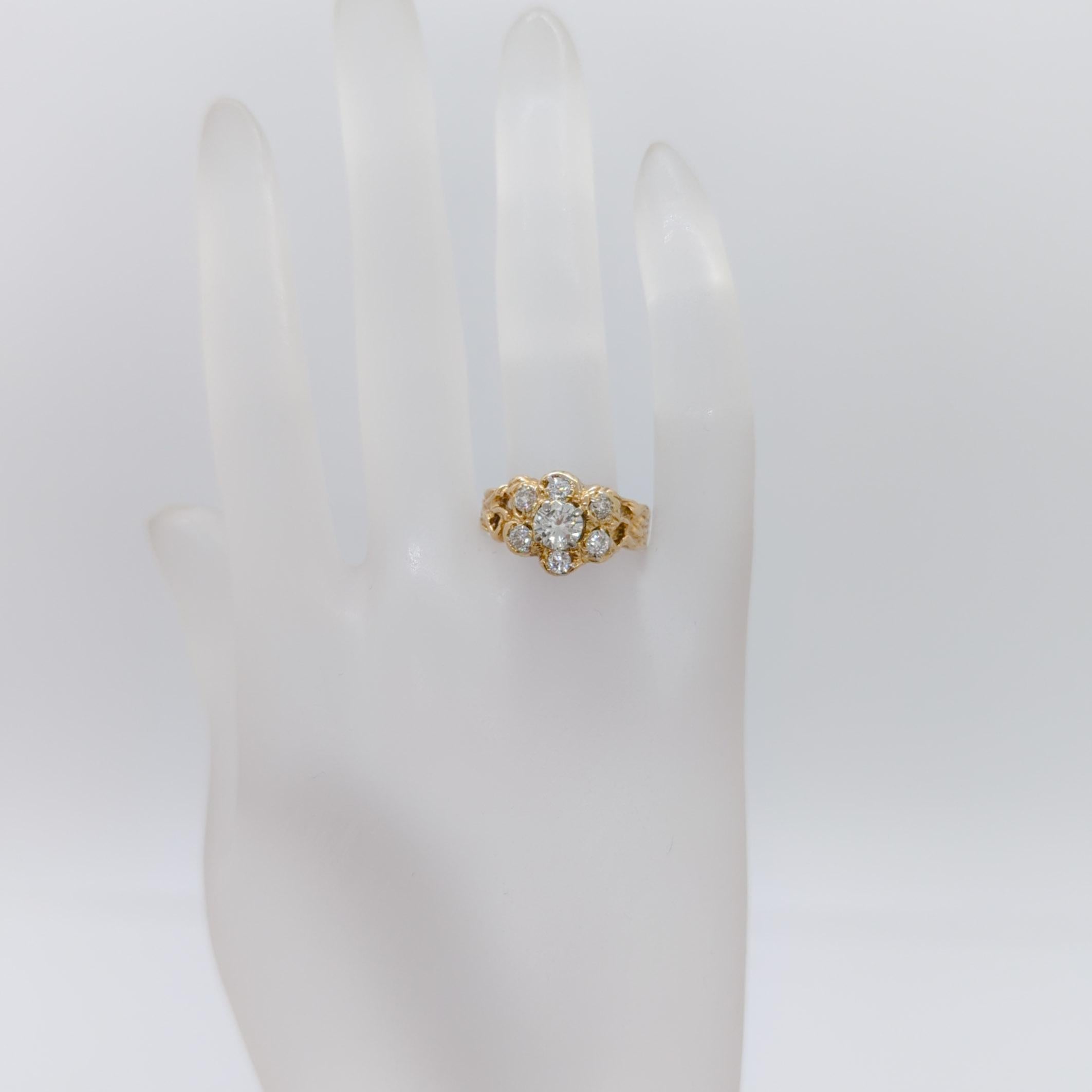 Runder geblümter Ring aus 14 Karat Gelbgold mit weißen Diamanten (Rundschliff) im Angebot