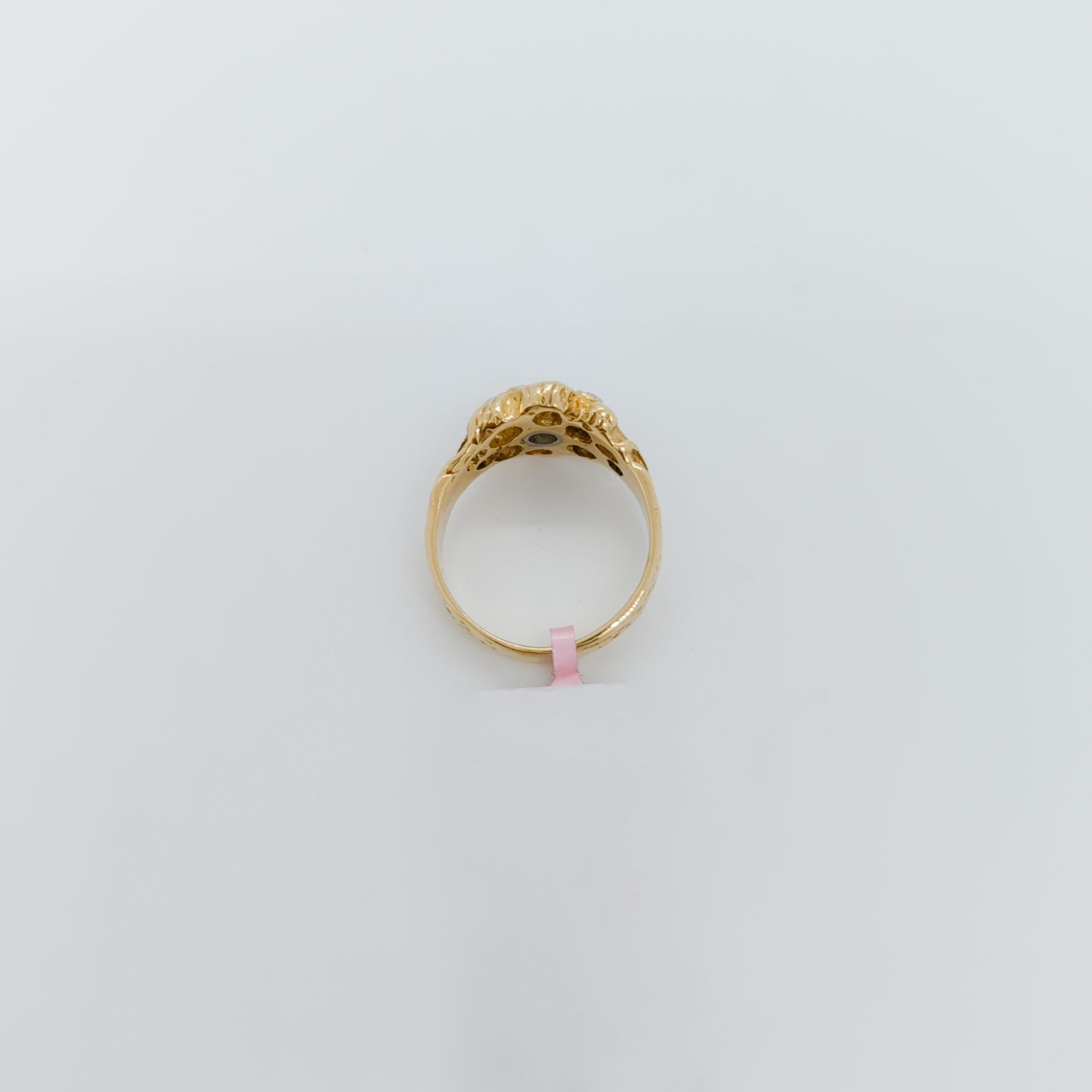 Runder geblümter Ring aus 14 Karat Gelbgold mit weißen Diamanten für Damen oder Herren im Angebot