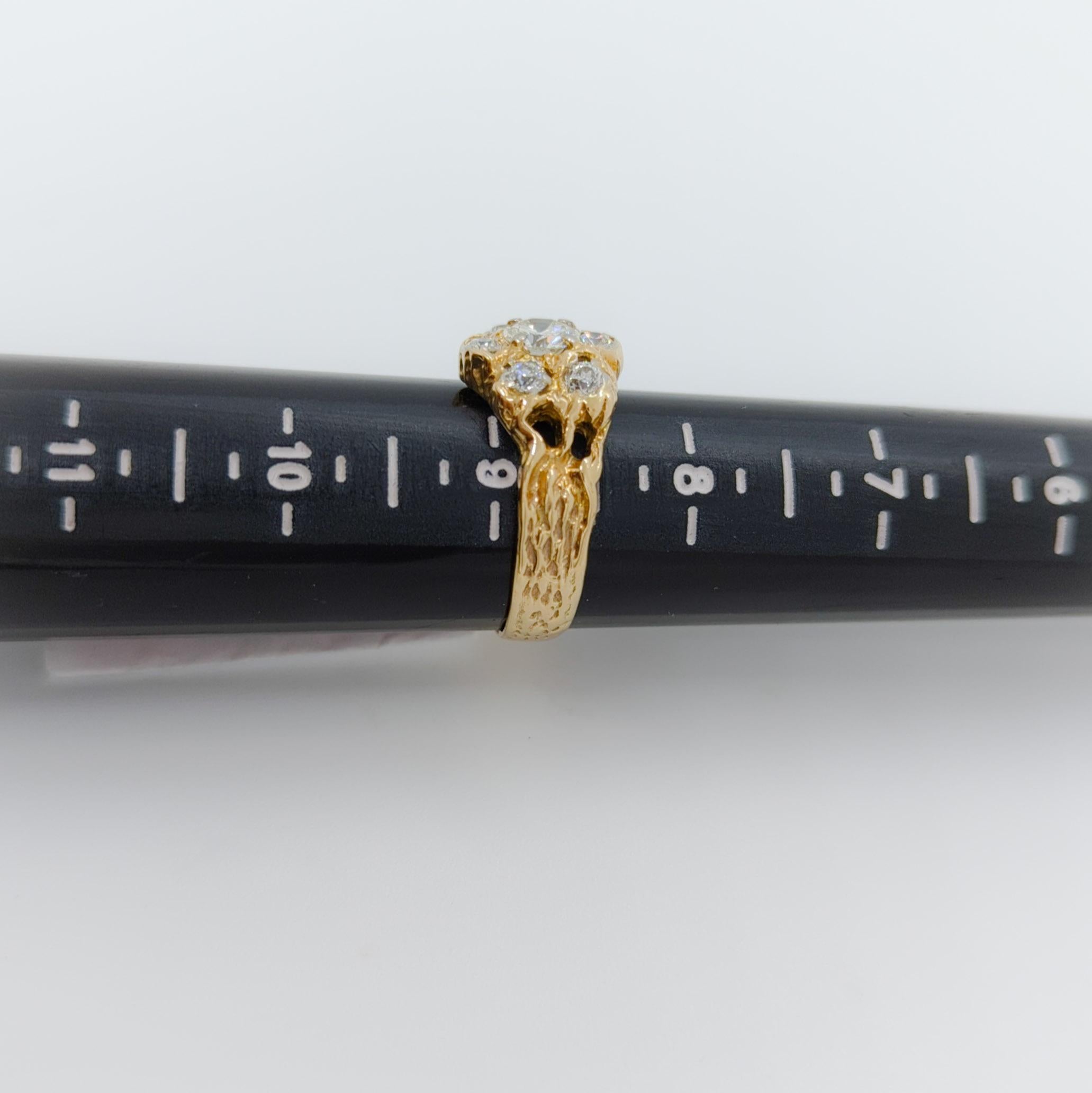 Runder geblümter Ring aus 14 Karat Gelbgold mit weißen Diamanten 1