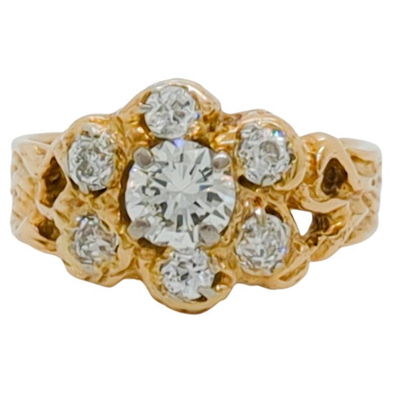 Runder geblümter Ring aus 14 Karat Gelbgold mit weißen Diamanten im Angebot