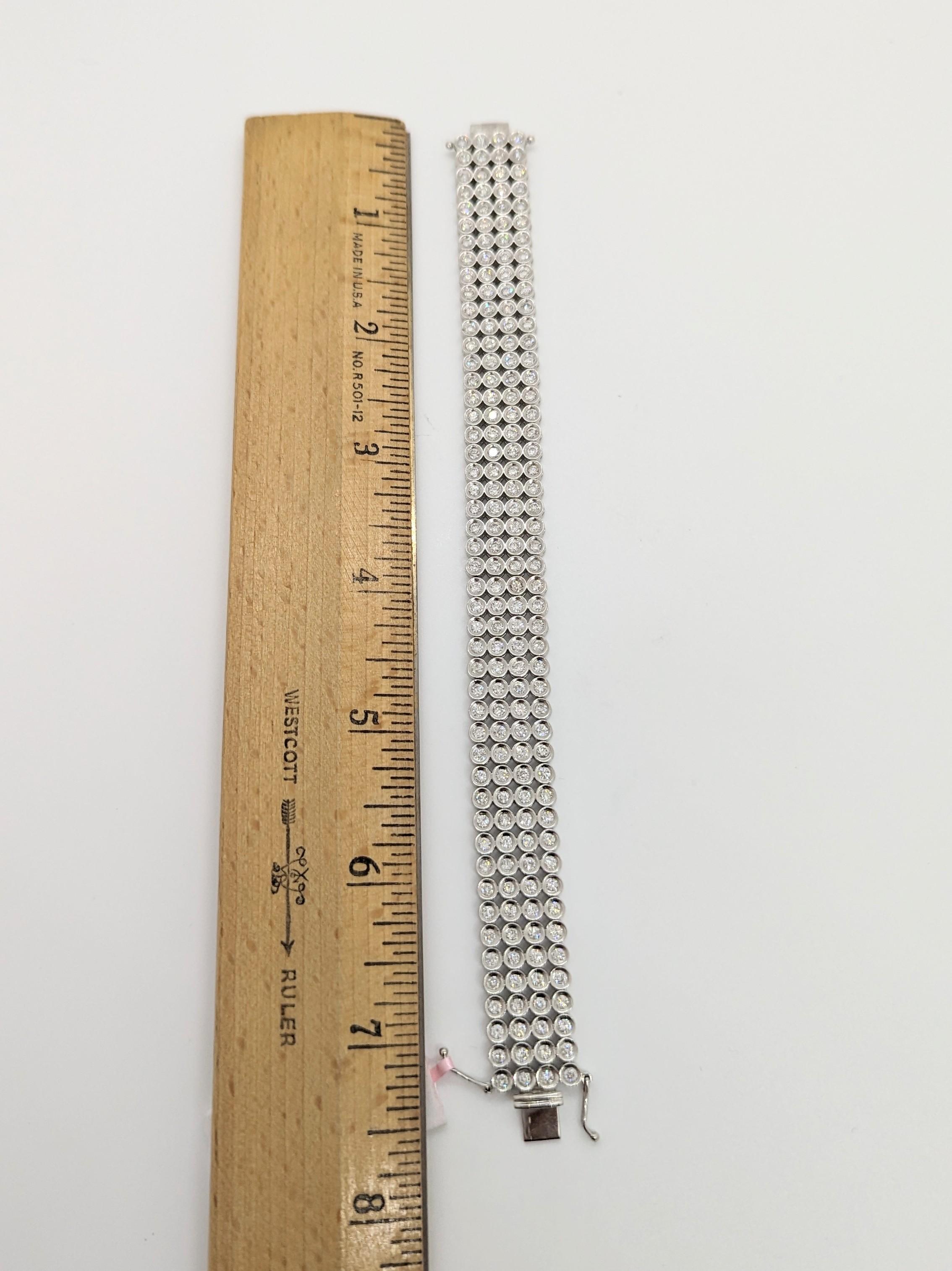 Rundes vierreihiges Armband aus 18 Karat Weißgold mit weißen Diamanten 1