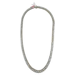 Collana con mezzo castone di diamanti bianchi rotondi in oro bianco 18 carati