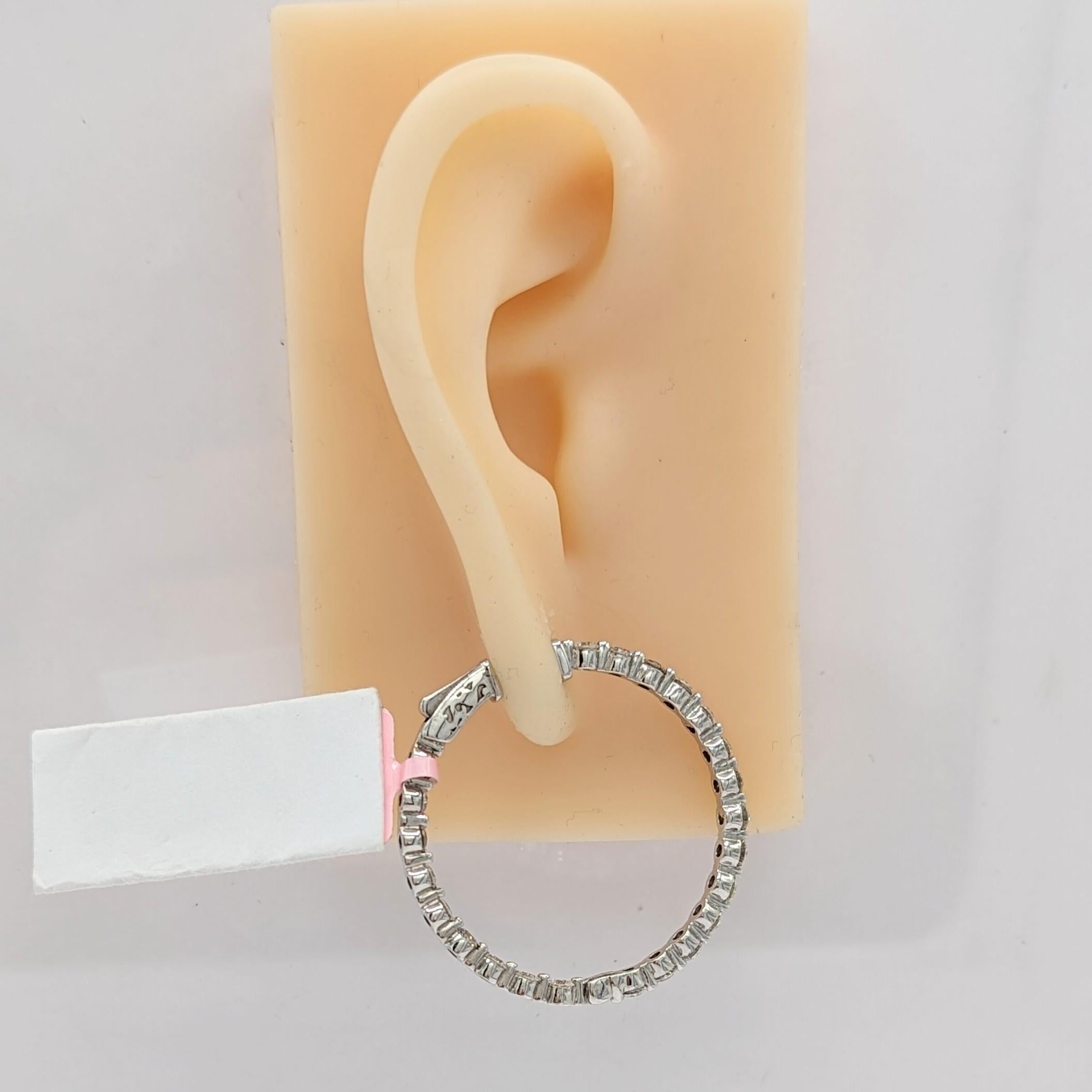 Weißer runder Diamant-Ohrring aus 14K Weißgold (Rundschliff) im Angebot
