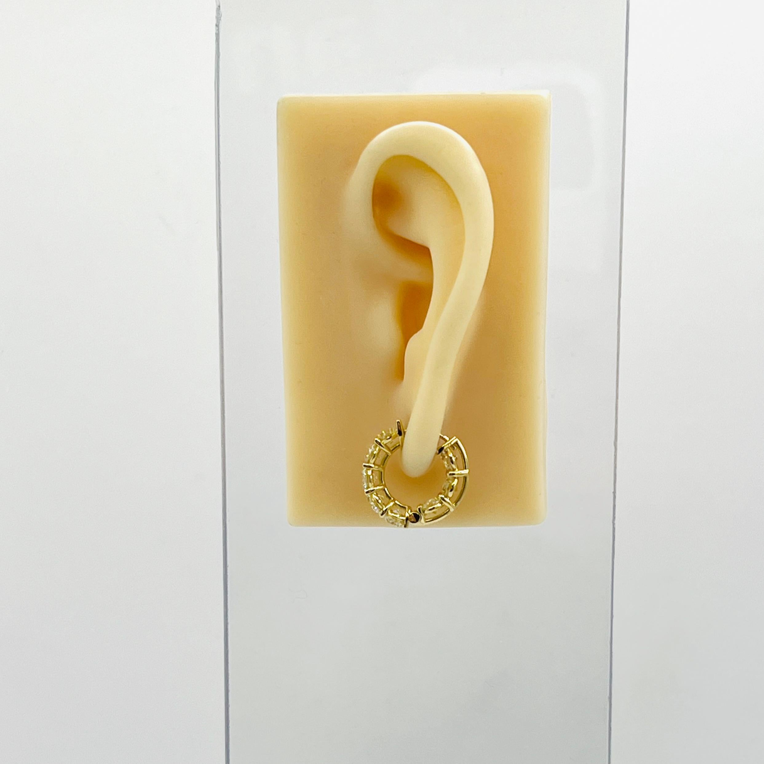 Pendientes de aro con diamante blanco redondo del revés en oro amarillo de 18 quilates Corte redondo en venta
