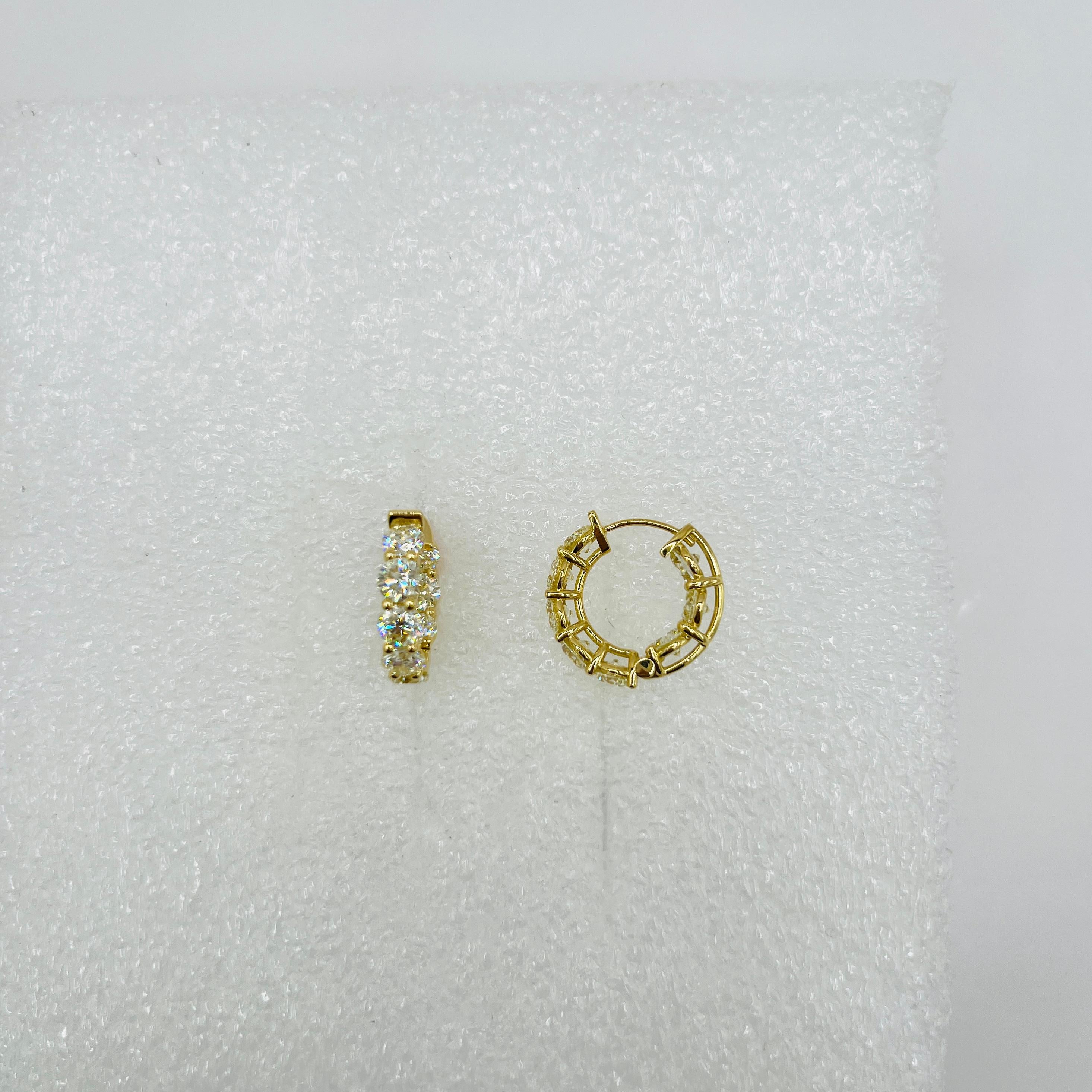 Pendientes de aro con diamante blanco redondo del revés en oro amarillo de 18 quilates en venta 1