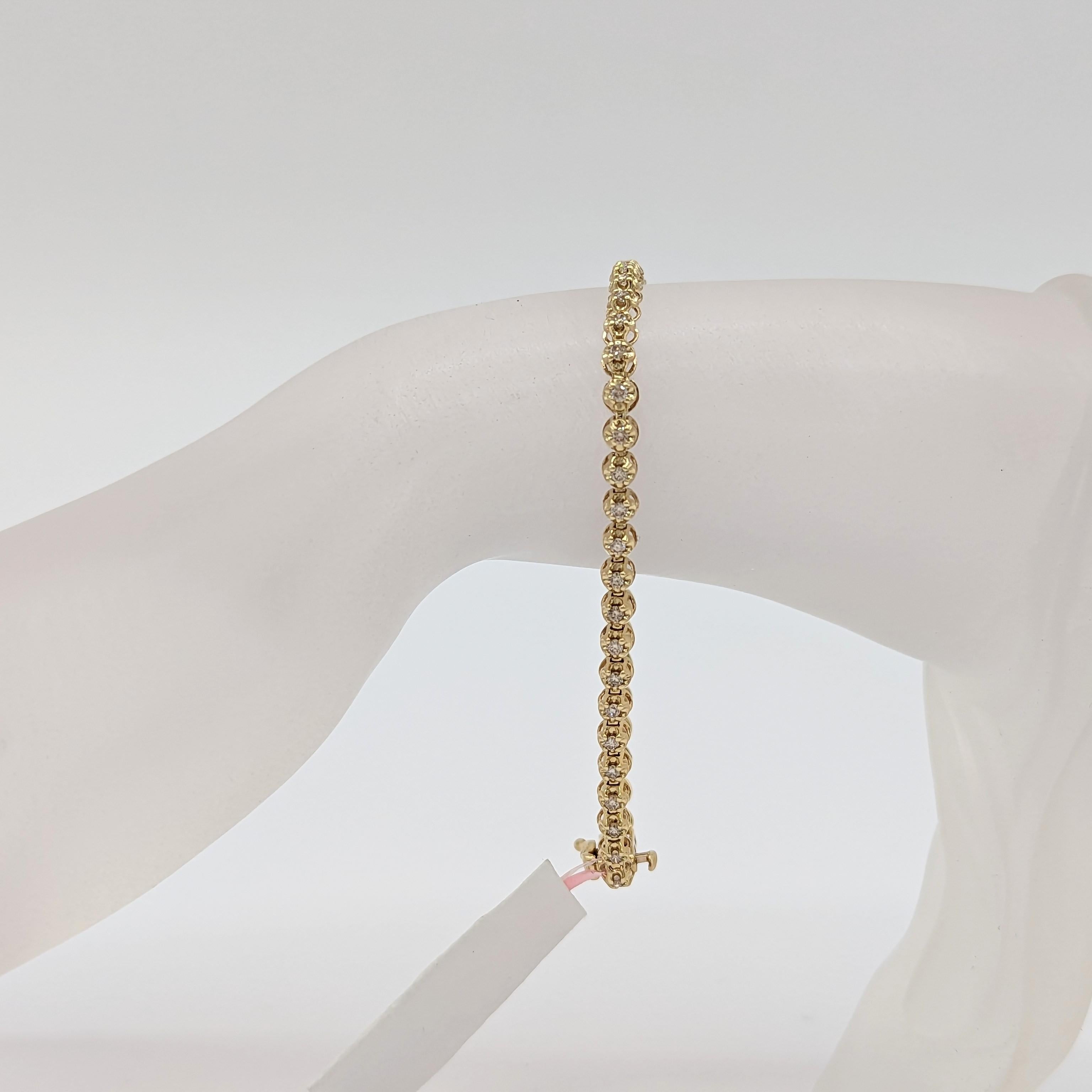 De beaux diamants ronds de bonne qualité, blancs et brillants dans ce bracelet qui est fait à la main en or jaune 14k.  La longueur est de 7,25