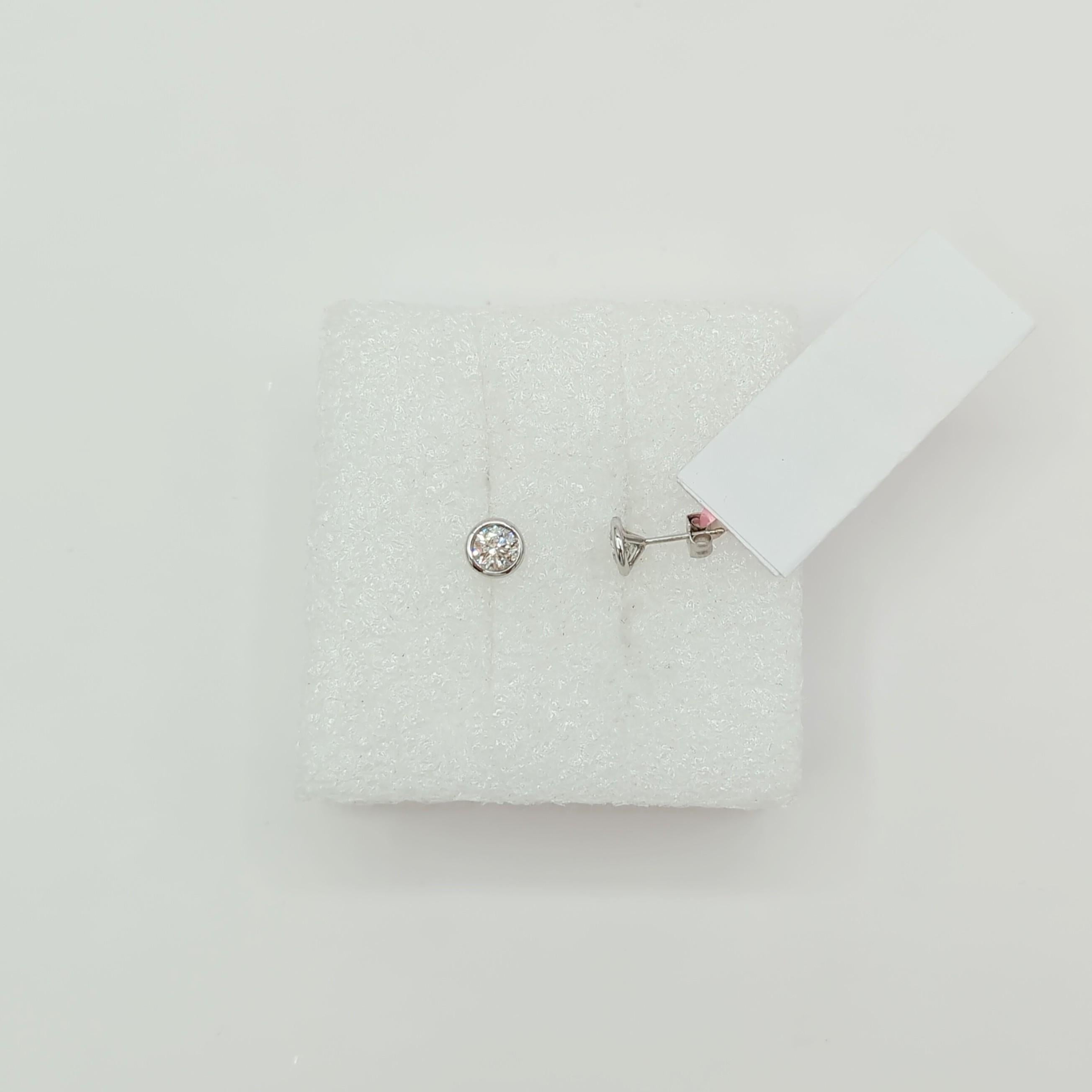 Borchie con diamante bianco rotondo Martini in oro bianco 14K in vendita 1