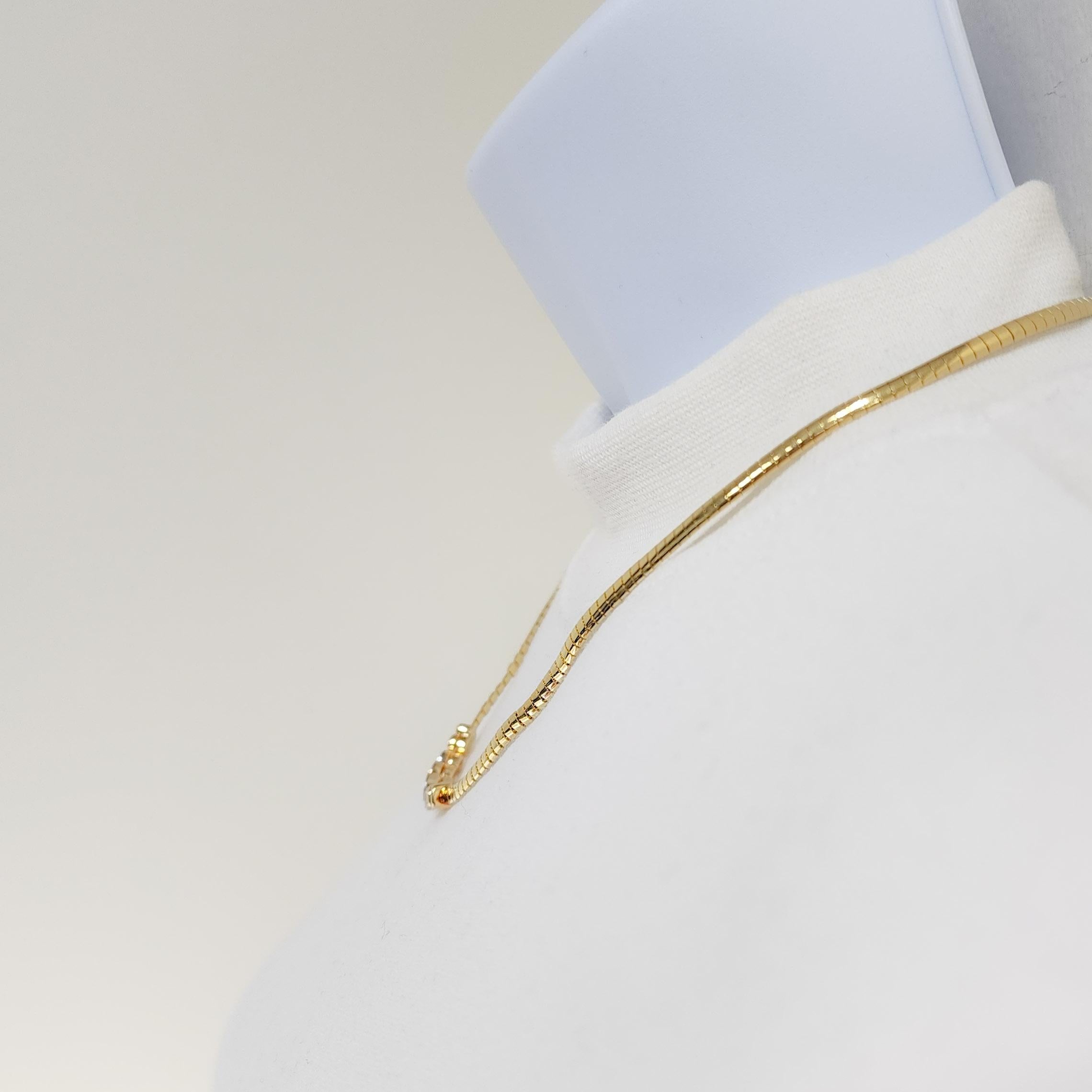 White Diamond Round Necklace in 14k Yellow Gold In New Condition For Sale In Los Angeles, CA