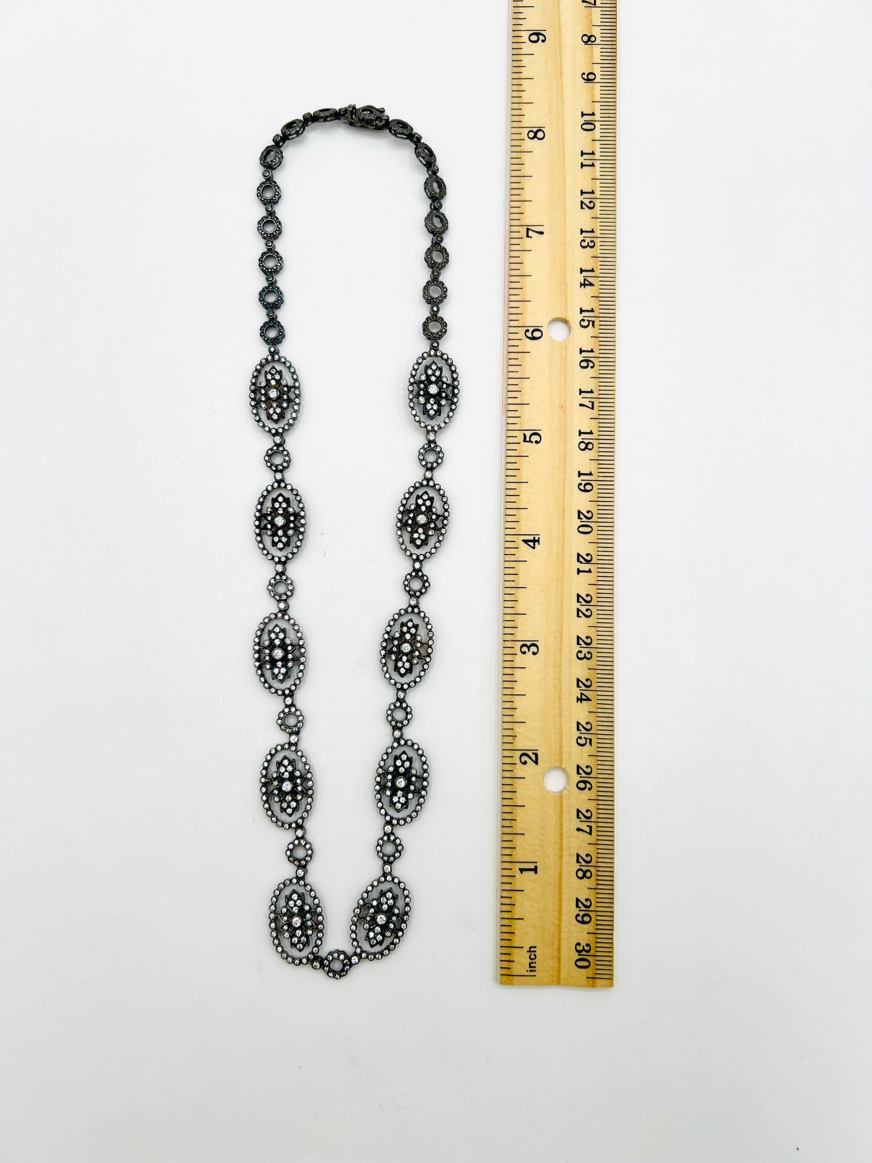 Runde Halskette mit weißen Diamanten aus 18 Karat Weißgold und schwarzem Rhodium 2
