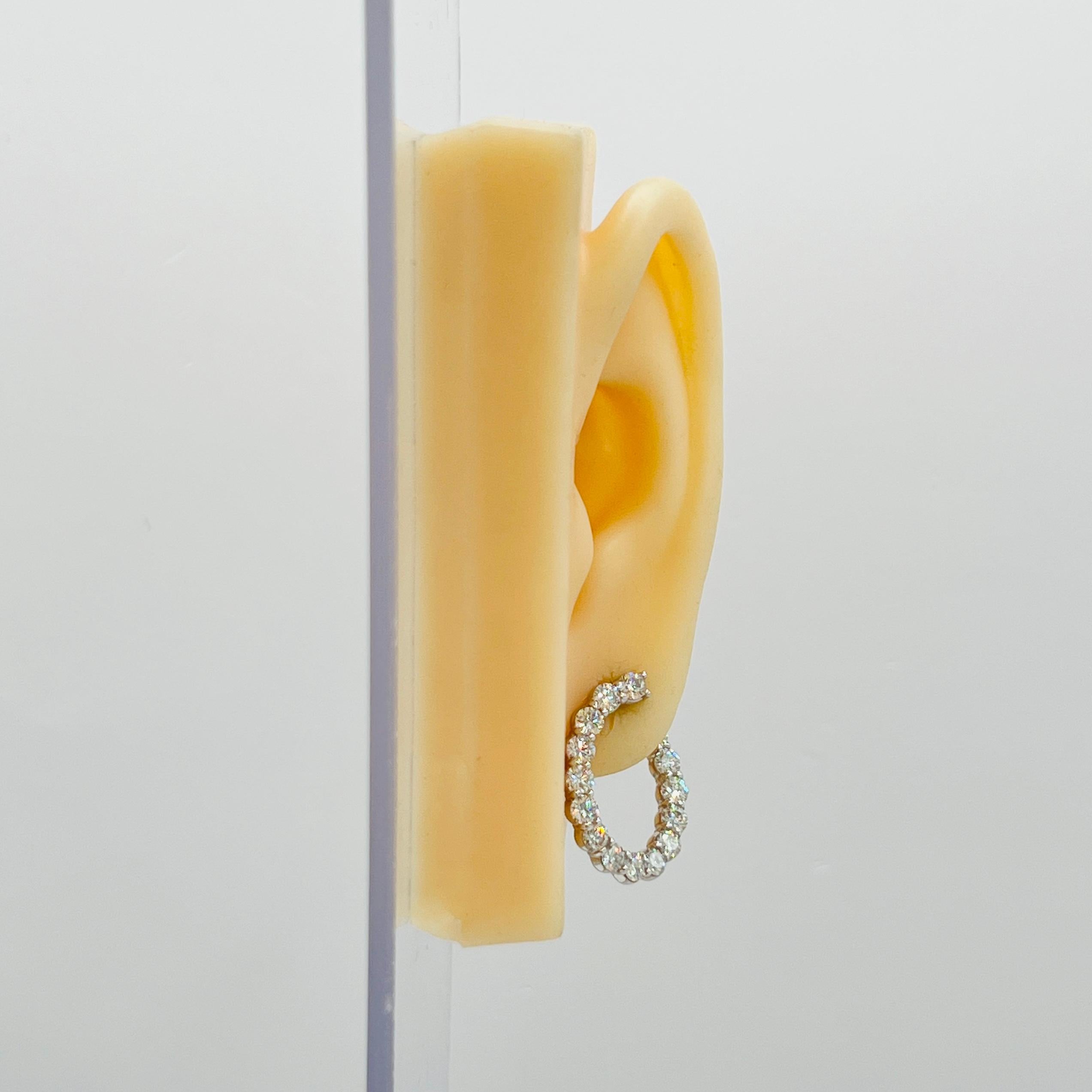 Wunderschöne 3.43 ct. weiße runde Diamanten von guter Qualität.  Handgefertigt aus 14k Weißgold.