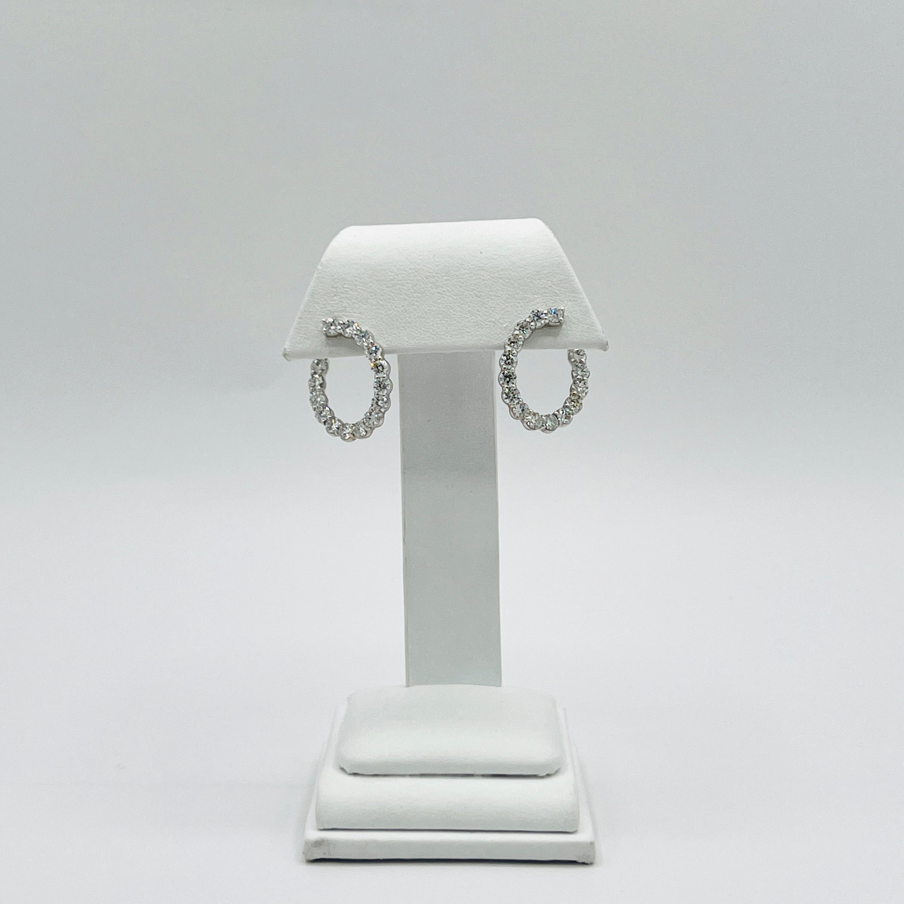 Weißer Diamant Rund Oval Twist Hoops in 14K Weißgold im Zustand „Neu“ im Angebot in Los Angeles, CA