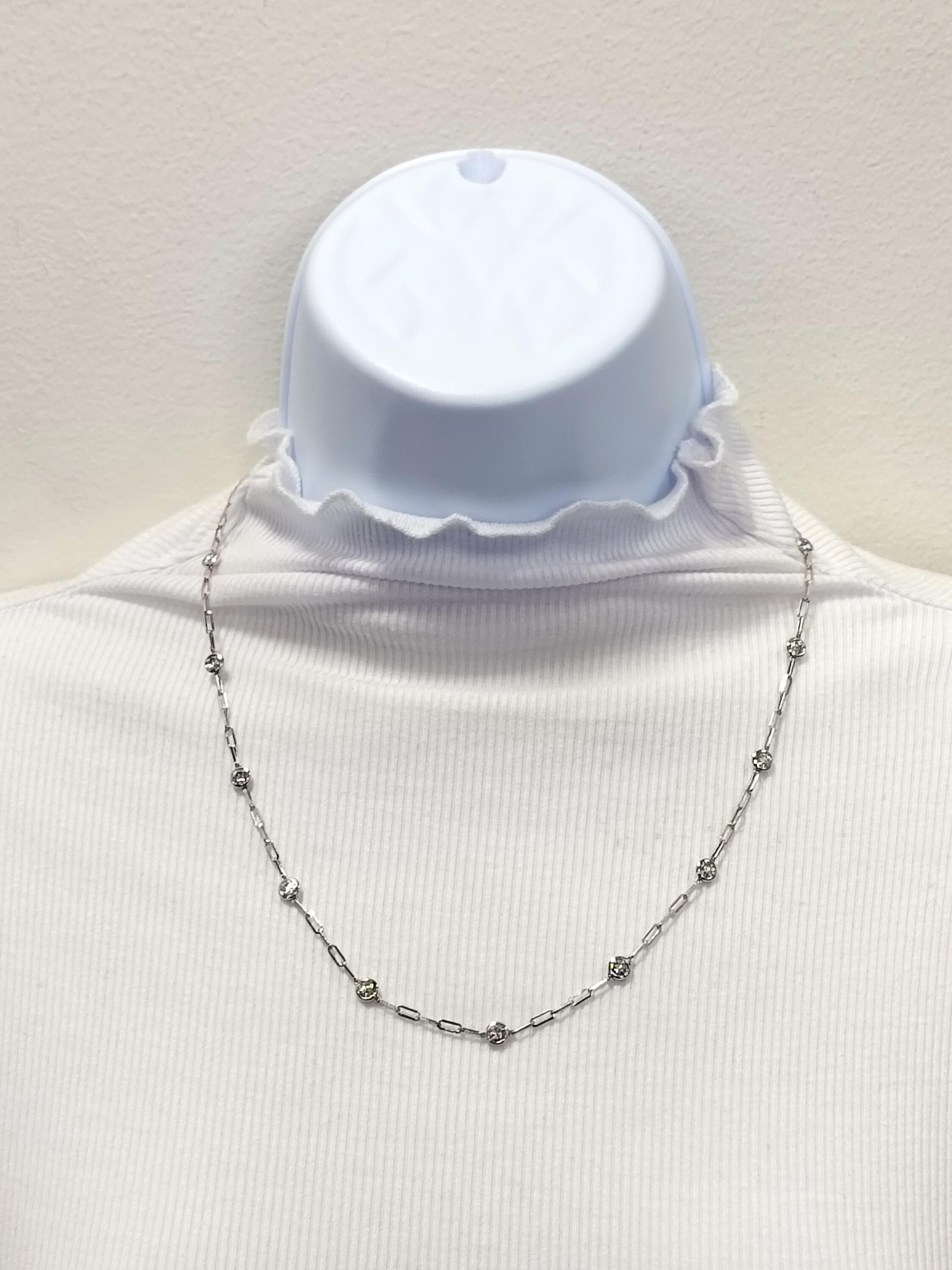Precioso collar clip con 2,10 ct. de diamantes blancos redondos de buena calidad.  Hecho a mano en oro blanco de 14 quilates.  La longitud es de 20