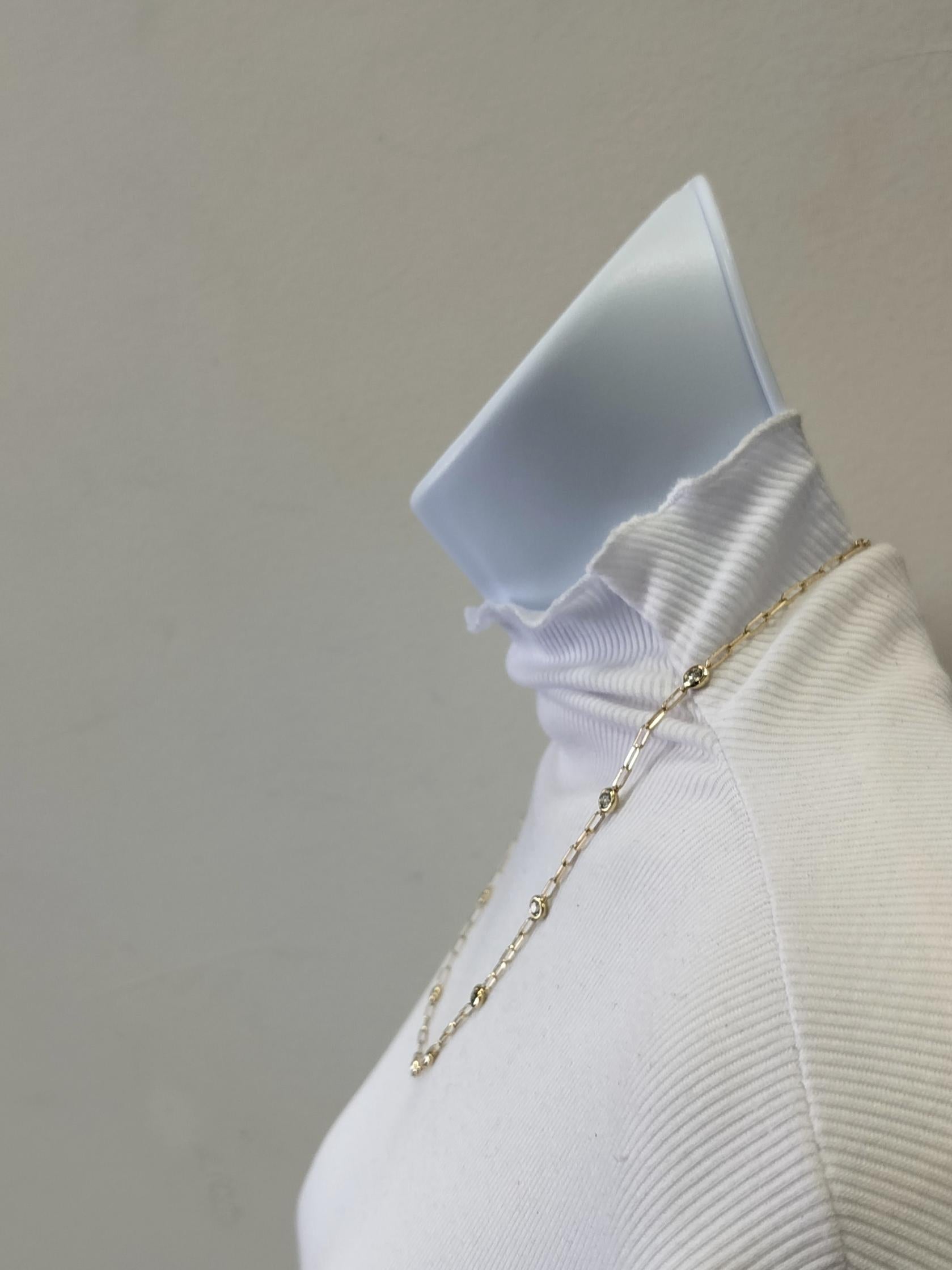 Halskette mit rundem Papierklammer aus 14 Karat Gelbgold mit weißenen weißen Diamanten (Rundschliff) im Angebot