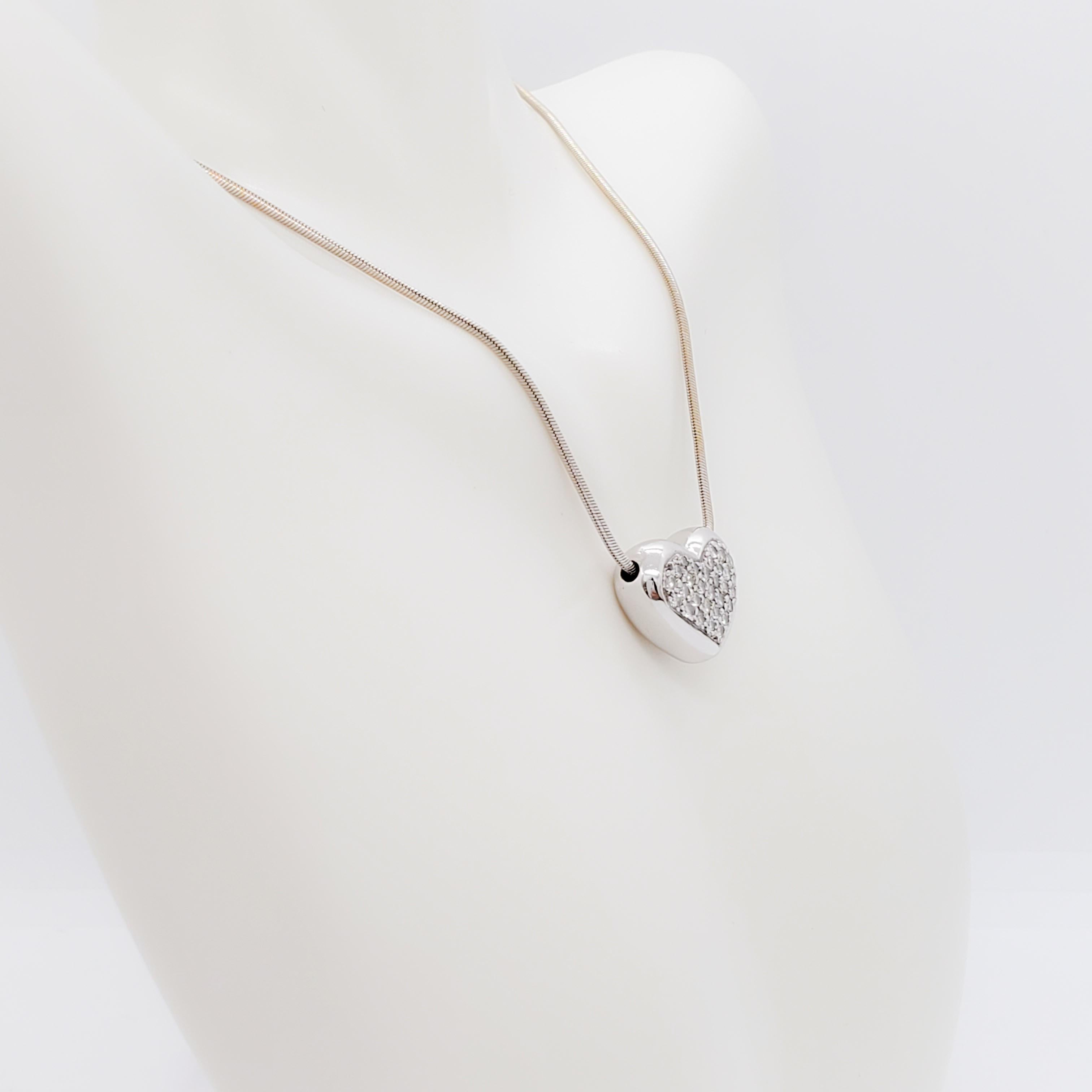 White Diamond Pave Heart Pendant Necklace in 18k Gold In New Condition For Sale In Los Angeles, CA