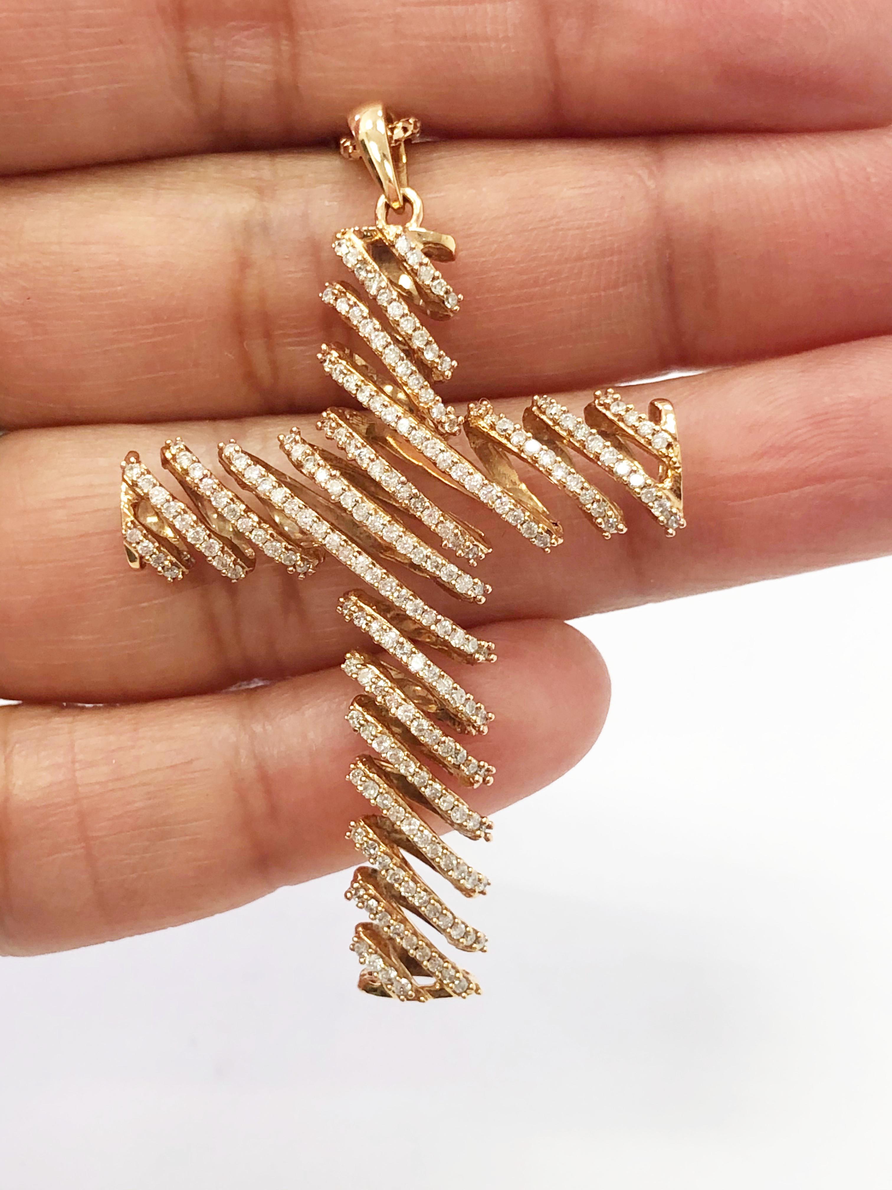 White Diamond Round Pendant Cross in 18 Karat Rose Gold In New Condition In Los Angeles, CA