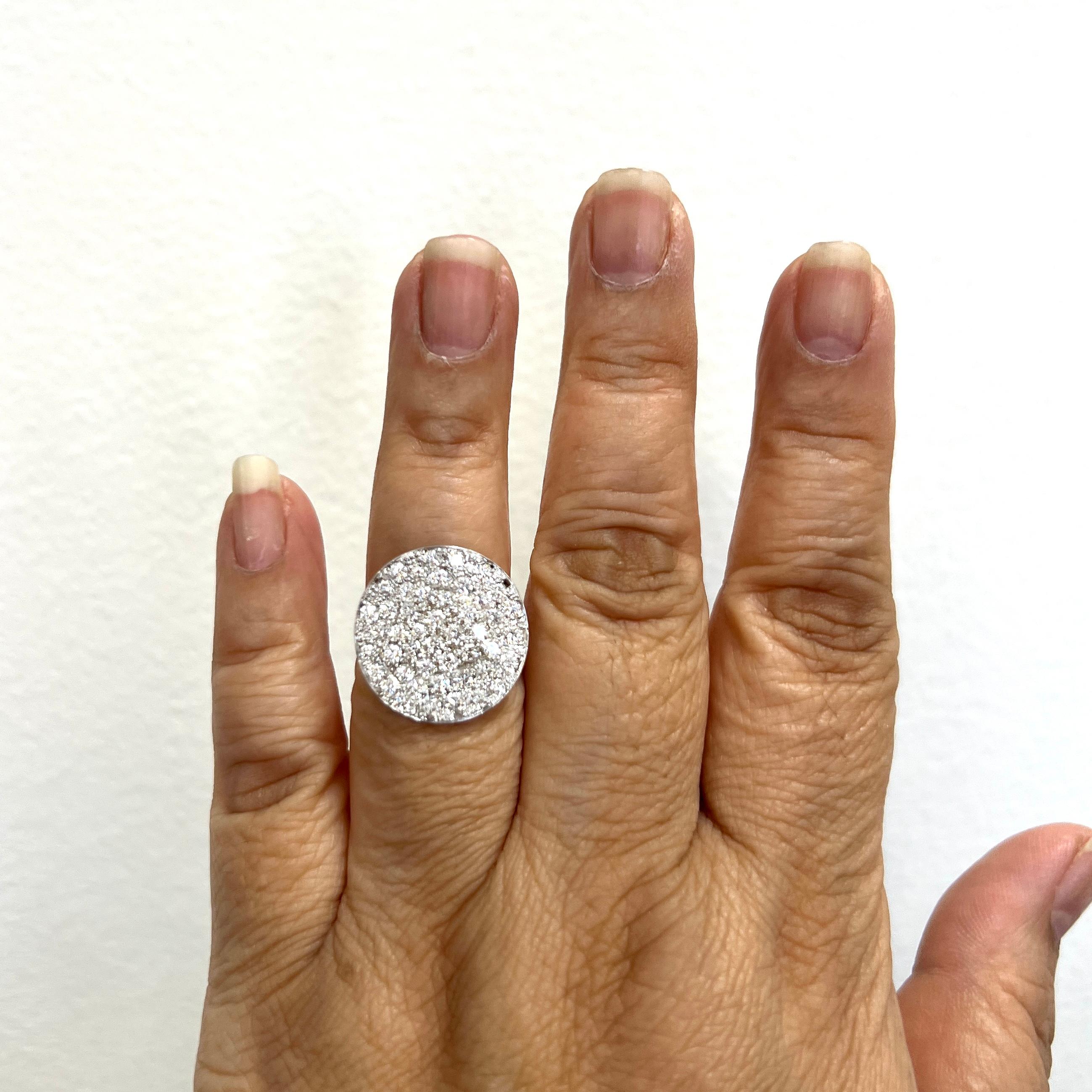 Bellissimi diamanti bianchi rotondi da 1.65 ct.  Realizzato a mano in platino.  Anello misura 6,25.