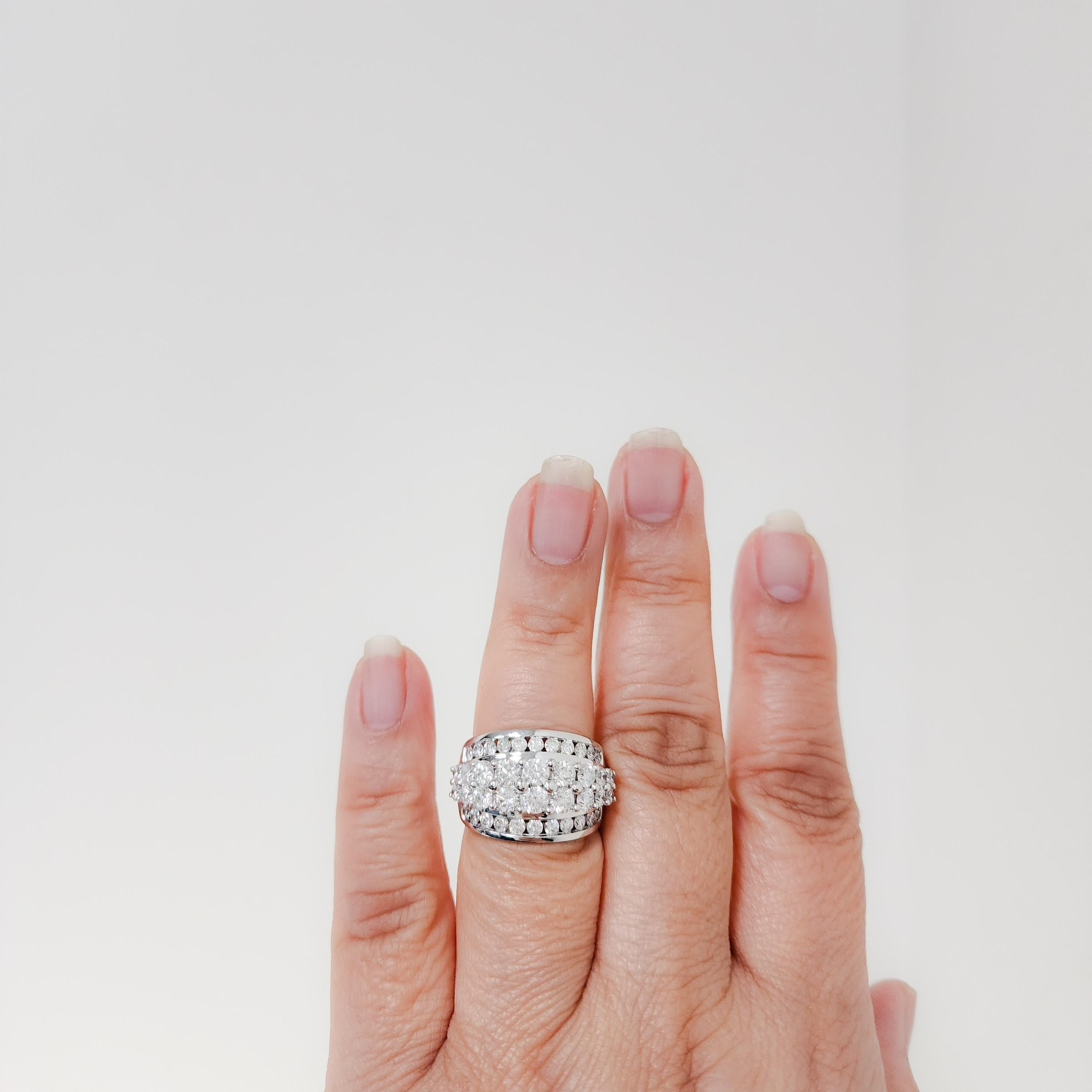 Schöner Ring mit 3.00 ct. weißen runden Diamanten von guter Qualität.  Handgefertigt aus 14k Weißgold.  Ring Größe 7.