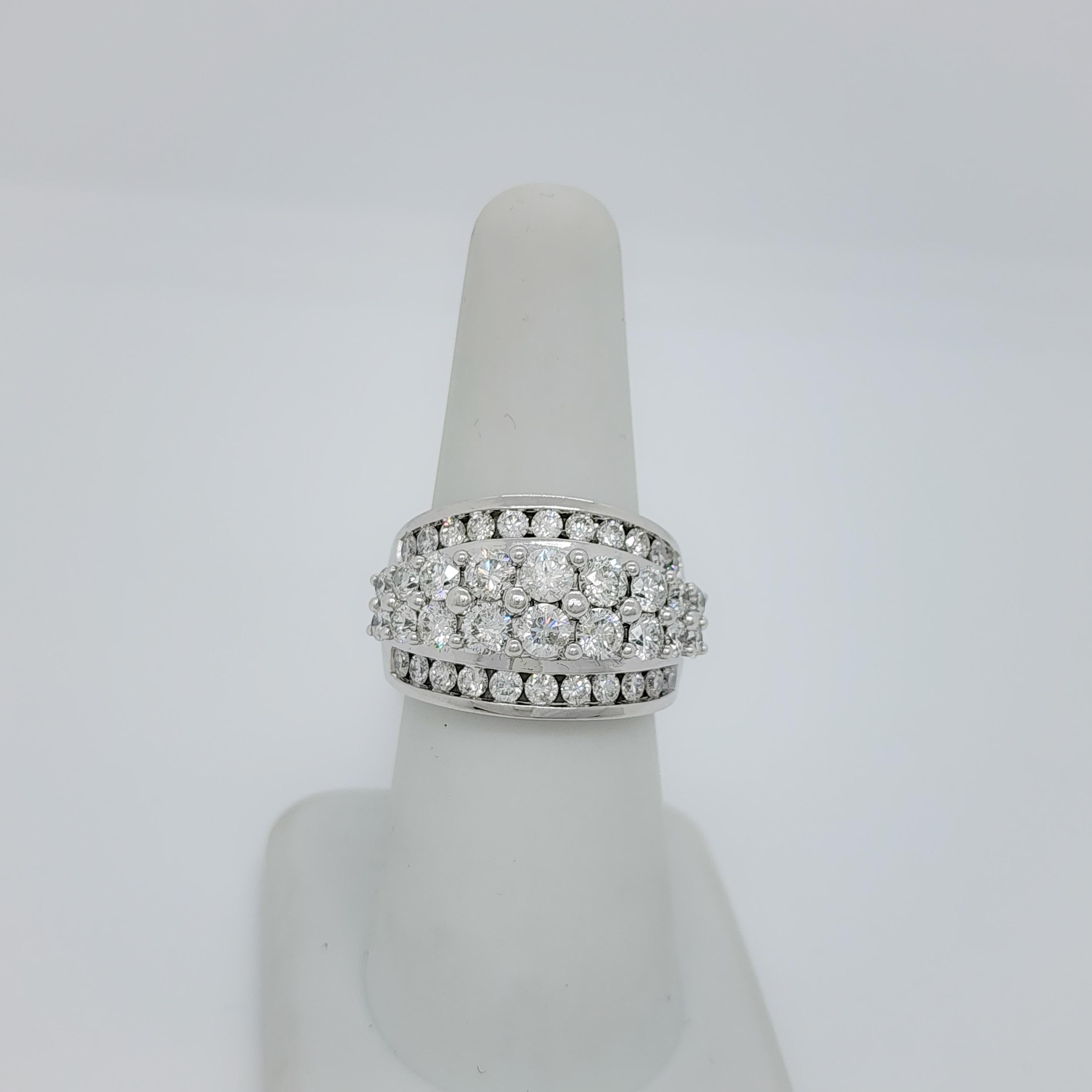 Runder Ring aus 14 Karat Weißgold mit weißen Diamanten im Zustand „Neu“ im Angebot in Los Angeles, CA