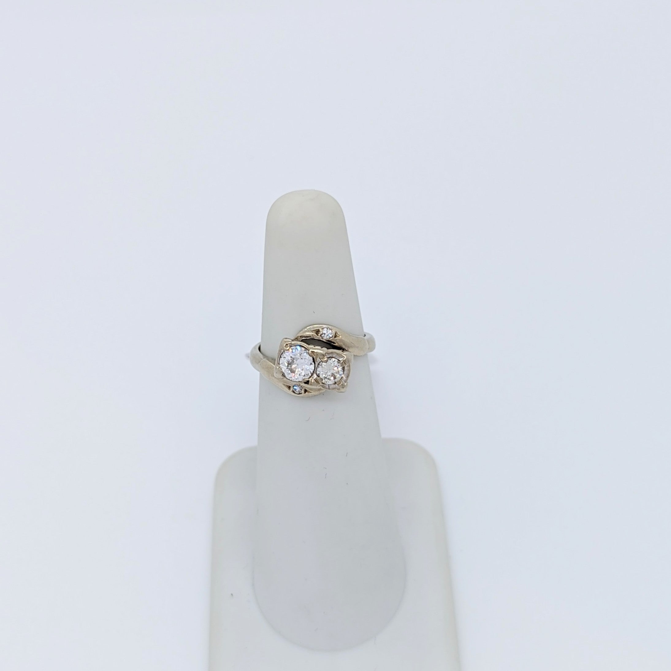 White Diamond Round Ring in 14K White Gold In New Condition For Sale In Los Angeles, CA