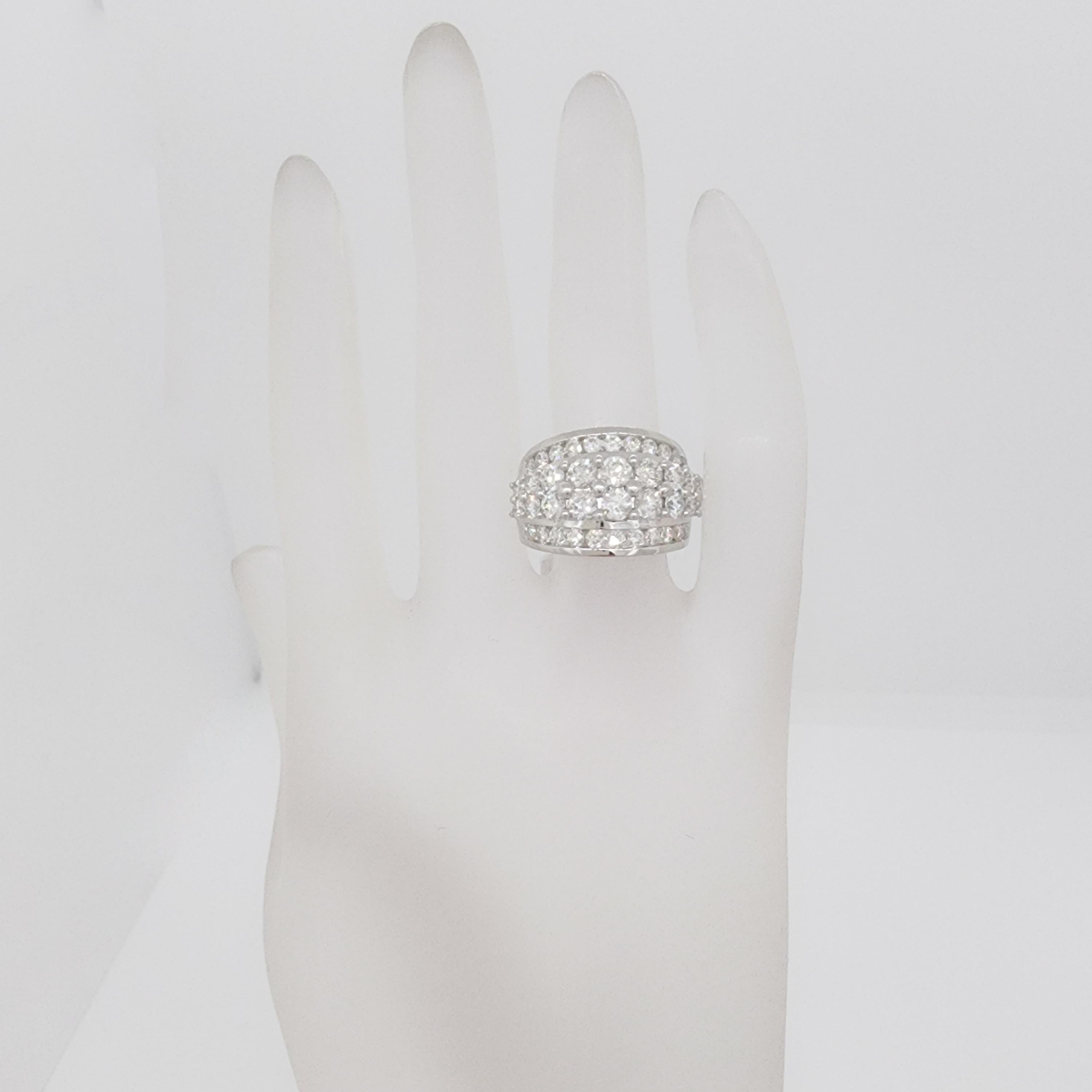 Runder Ring aus 14 Karat Weißgold mit weißen Diamanten (Rundschliff) im Angebot